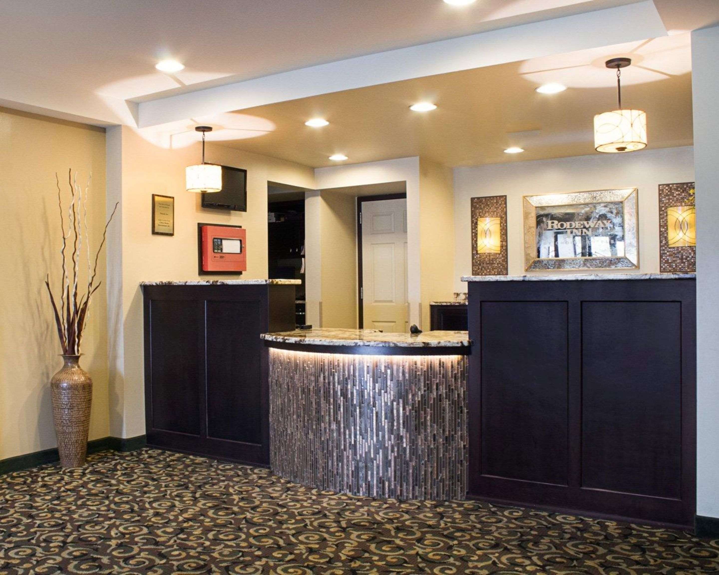 Front desk with friendly staff | Rodeway Inn Columbia Mall Loop