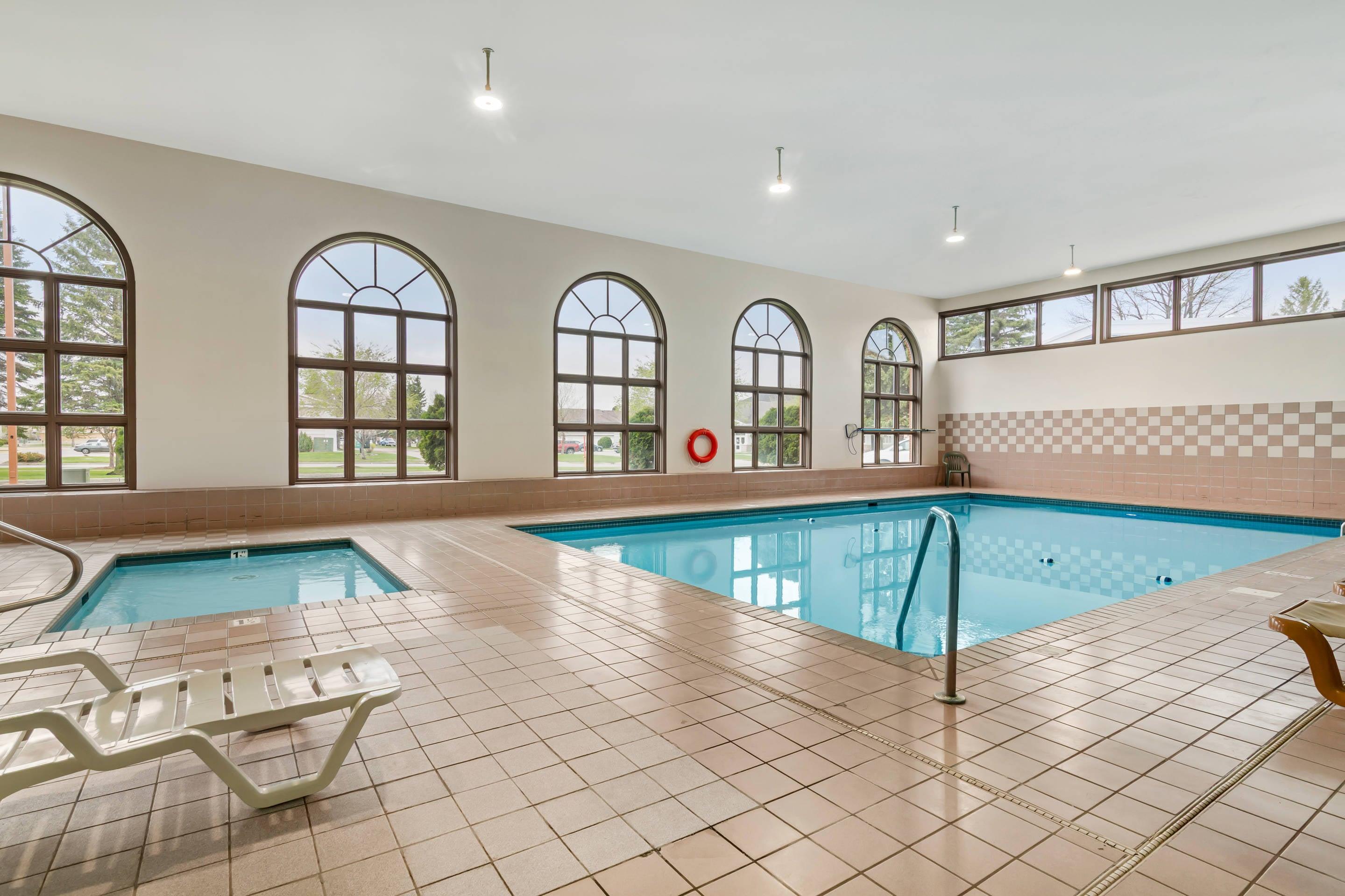 Indoor pool with hot tub | Rodeway Inn Columbia Mall Loop