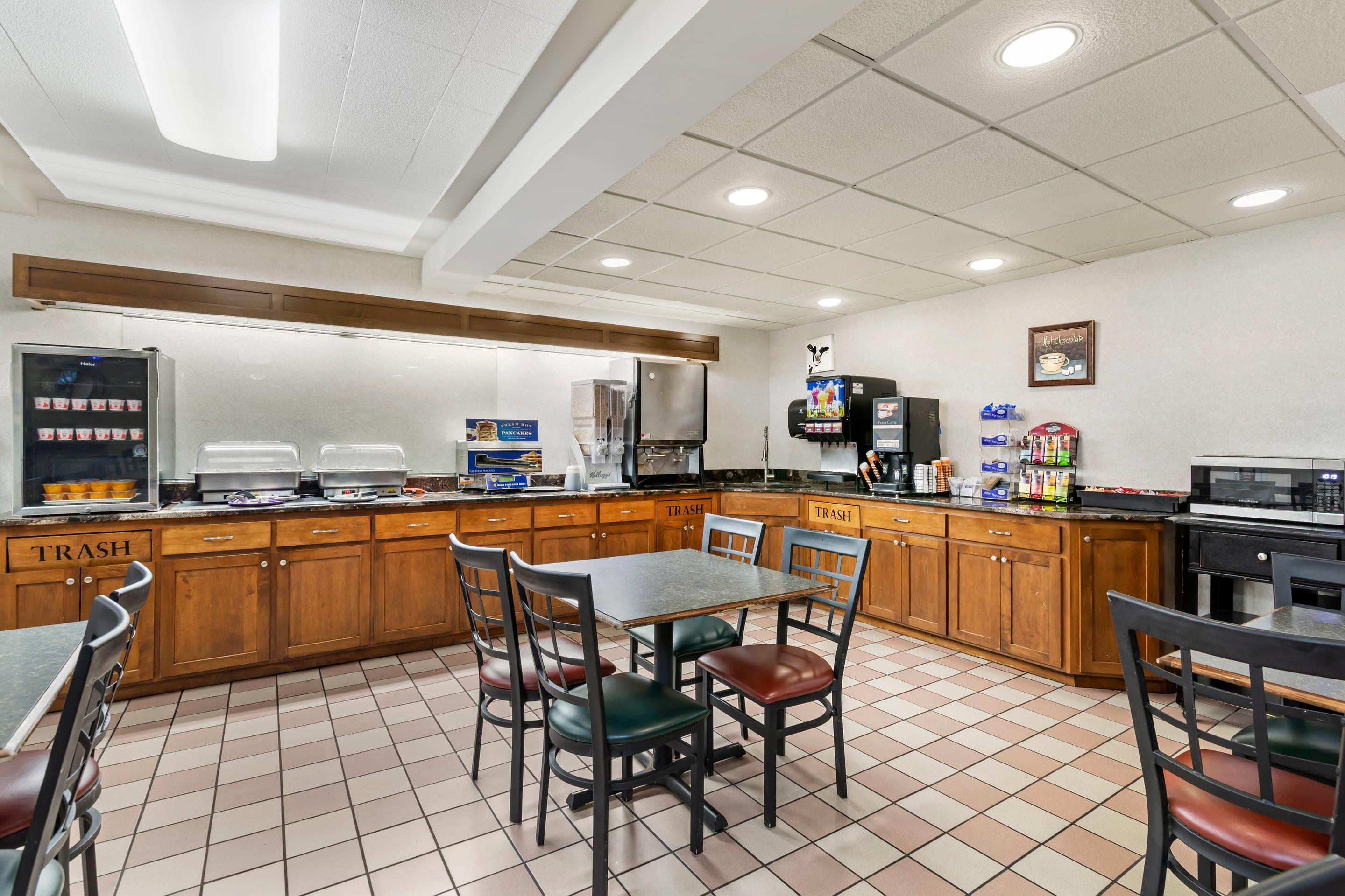 Breakfast area | Rodeway Inn Columbia Mall Loop