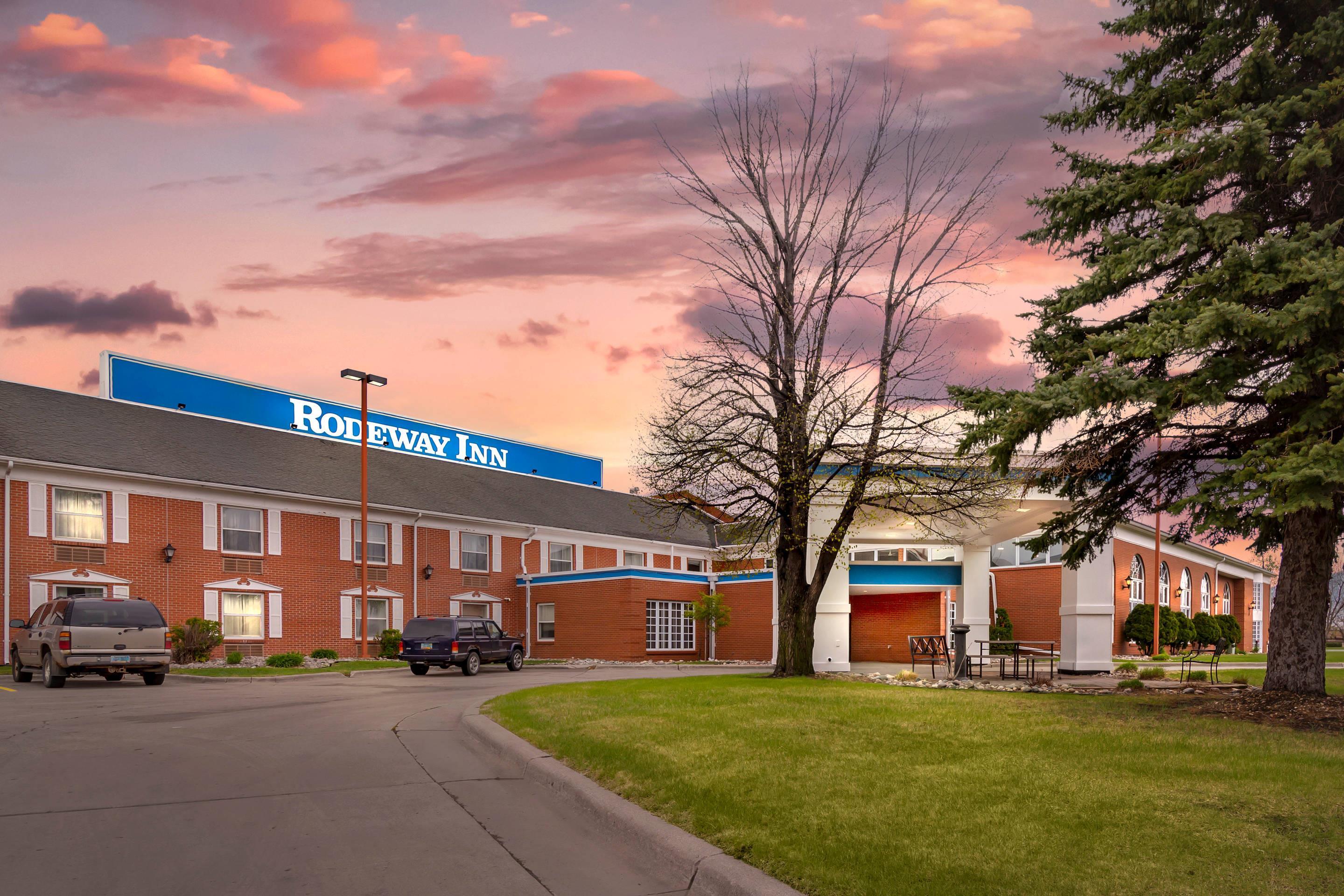 Hotel at Night | Rodeway Inn Columbia Mall Loop