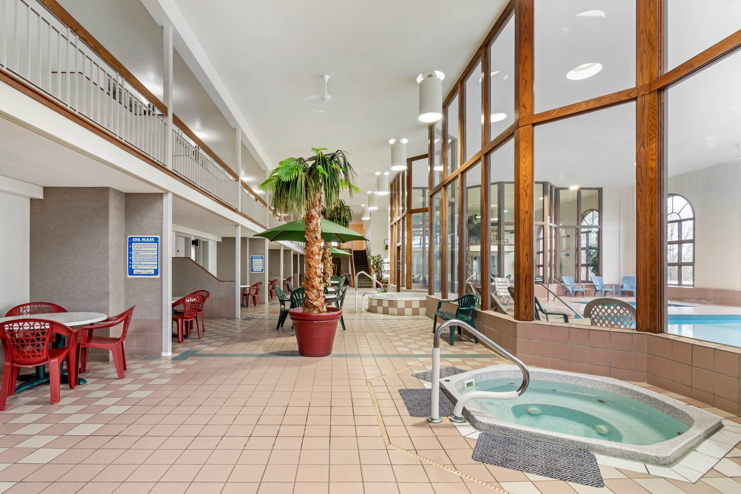Indoor pool with hot tub | Rodeway Inn Columbia Mall Loop