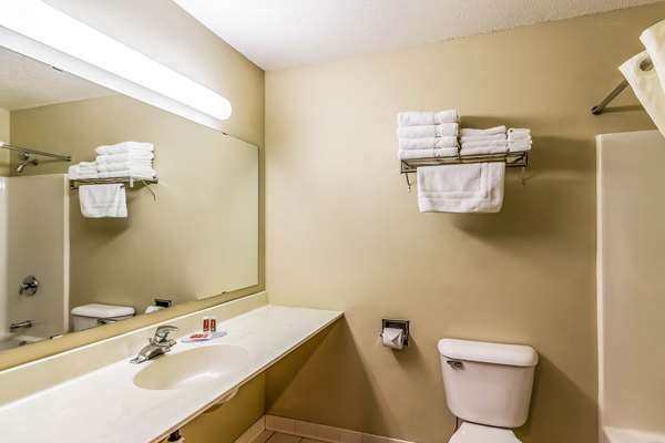  - Econo Lodge Valley City - I-94, Exit 292