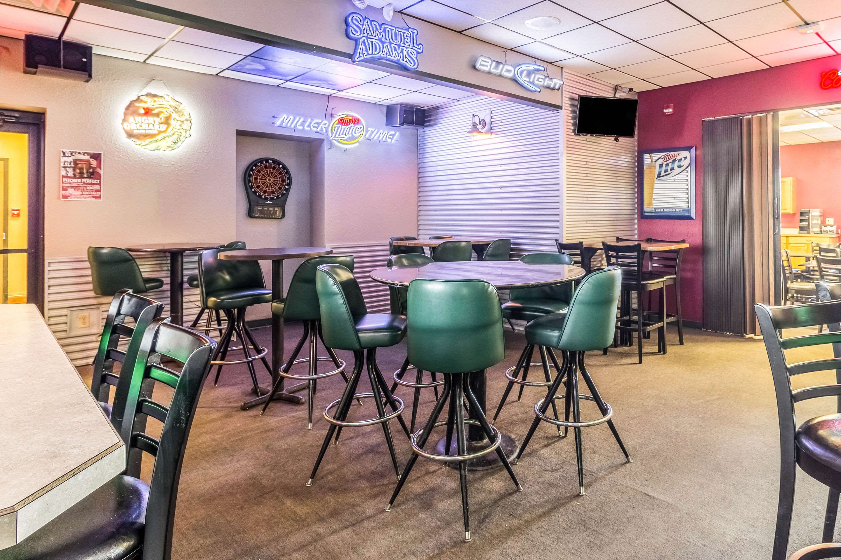 Hotel bar | Econo Lodge
