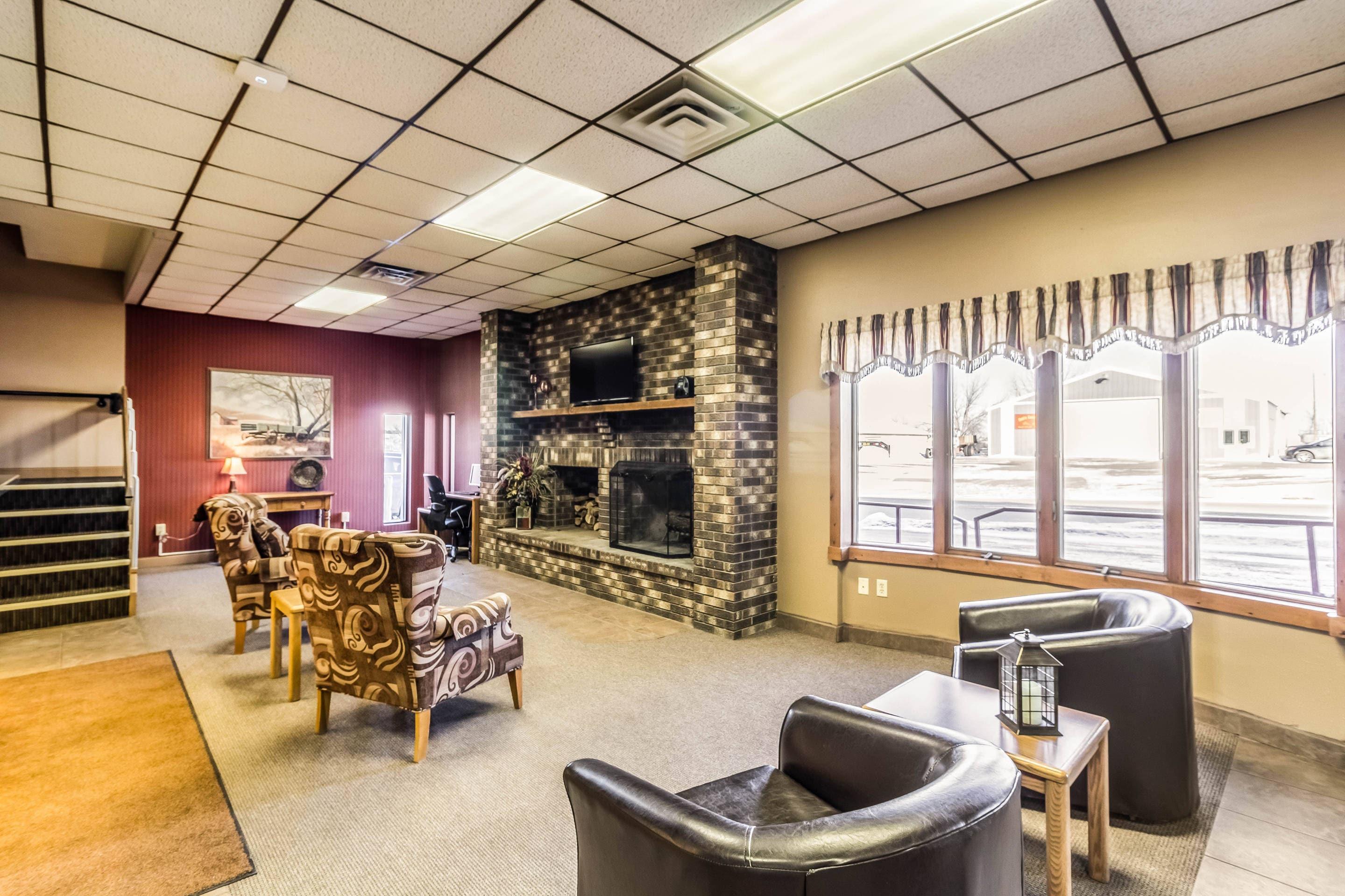 Spacious lobby with sitting area | Econo Lodge
