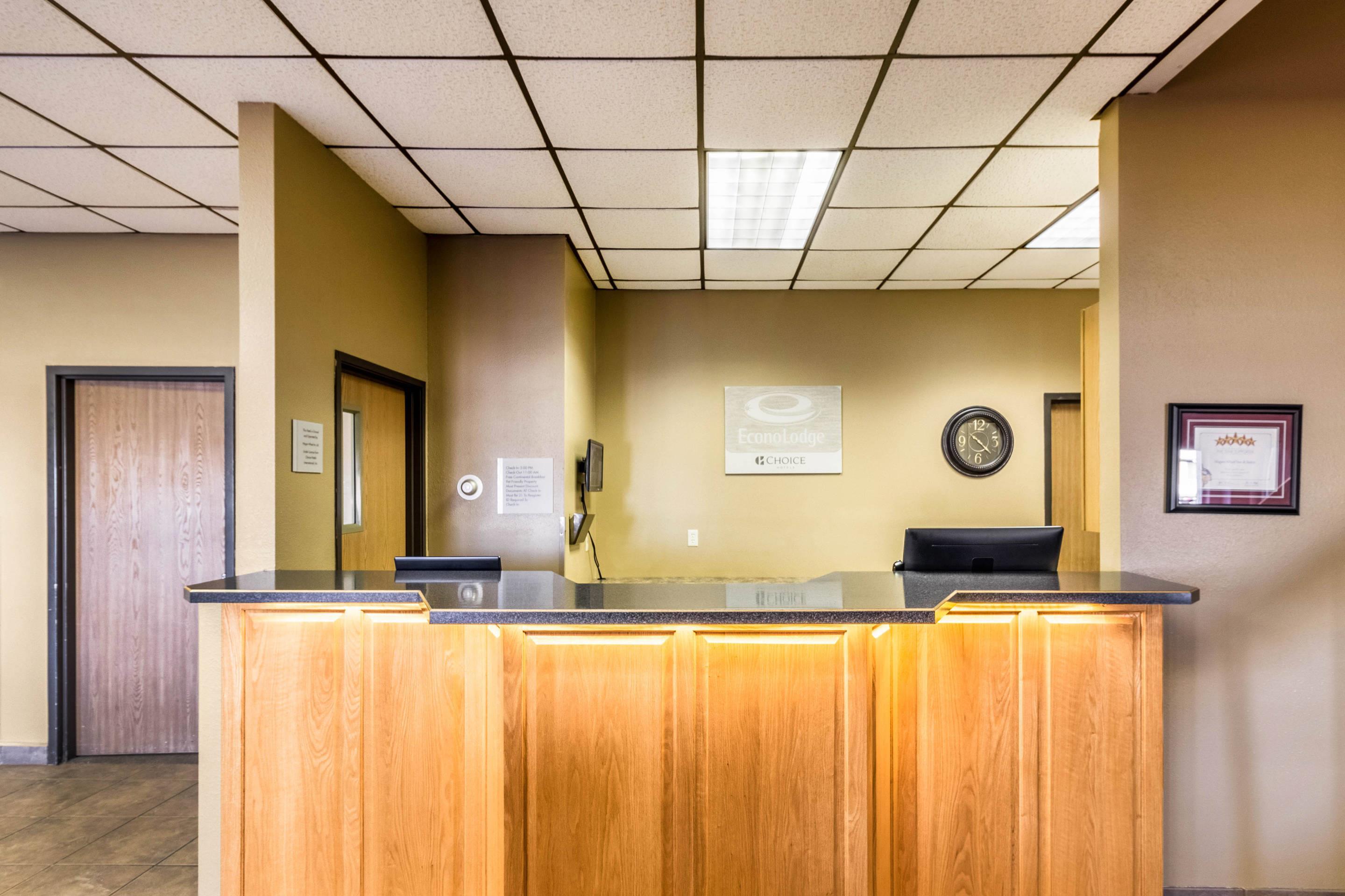 Front desk | Econo Lodge
