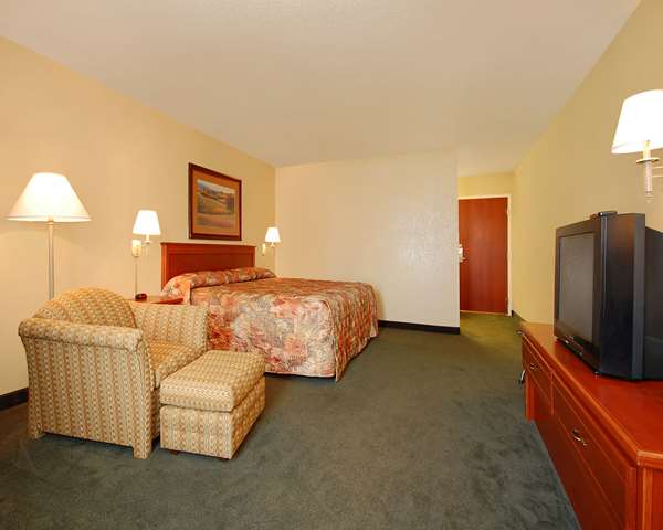  - Econo Lodge Inn & Suites Kearney