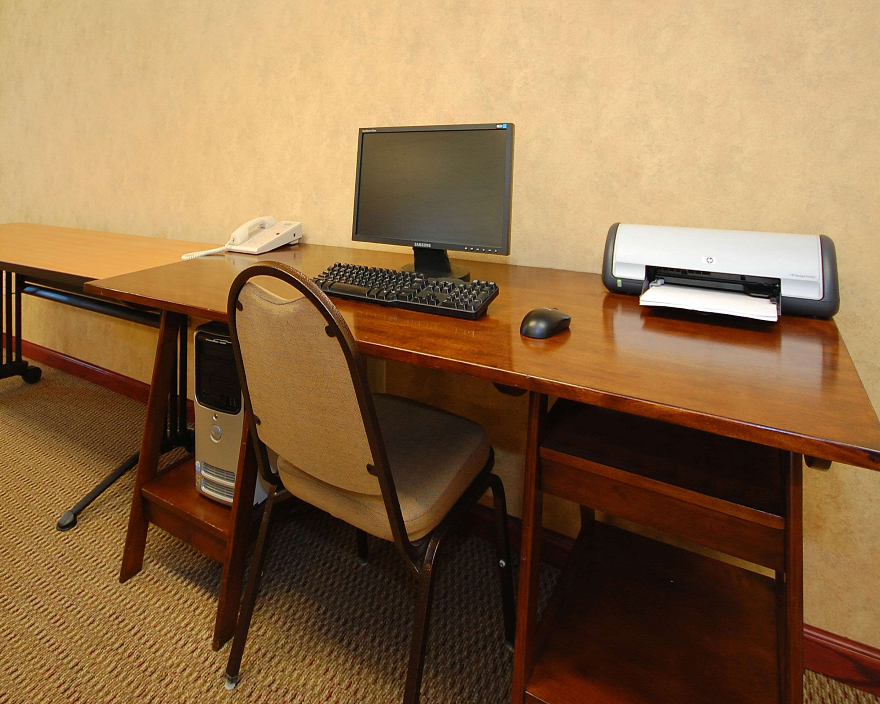 Business center | Econo Lodge Inn & Suites Kearney