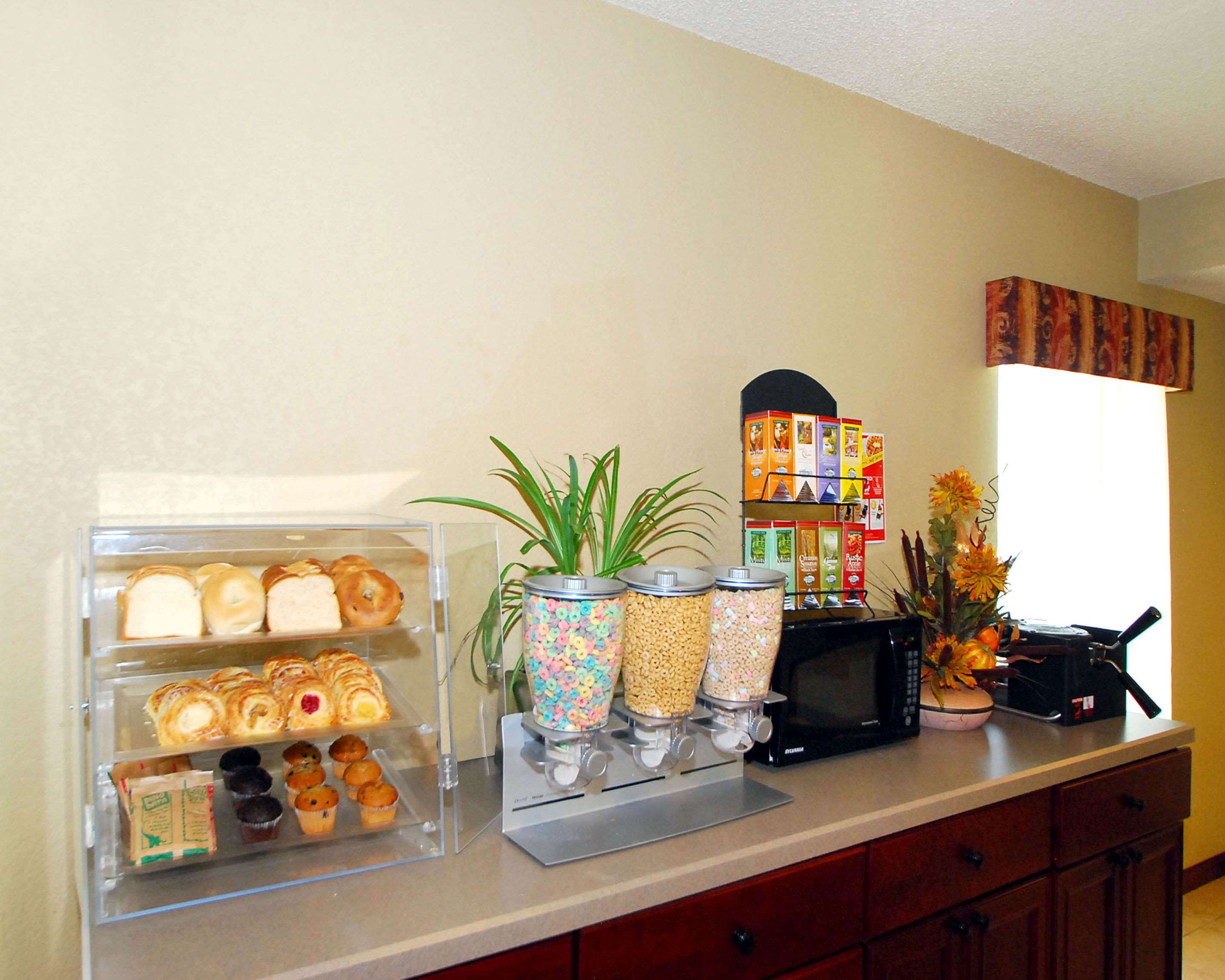 Breakfast area | Econo Lodge Inn & Suites Kearney