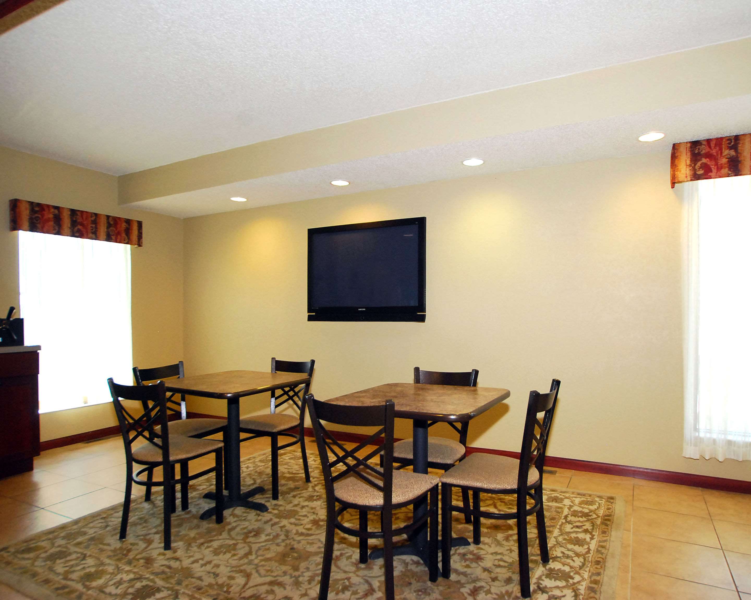 Breakfast area | Econo Lodge Inn & Suites Kearney