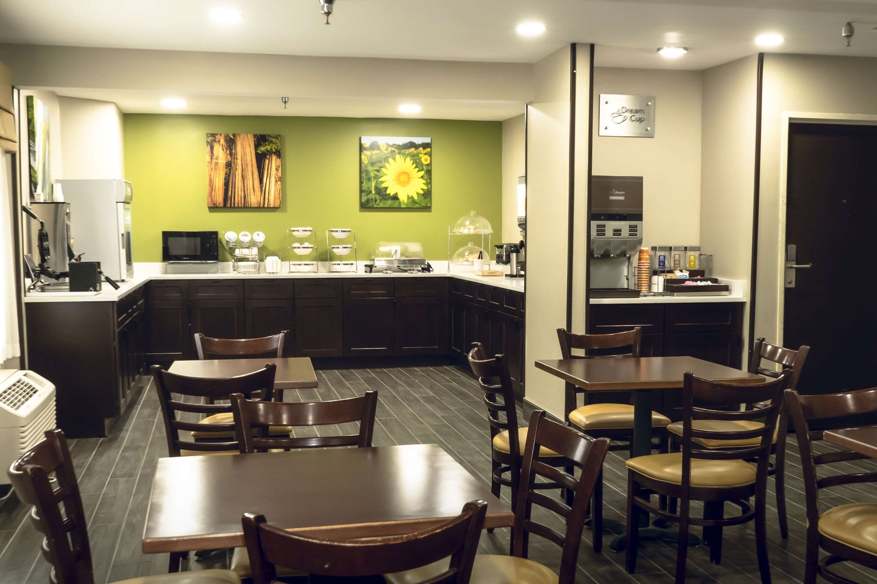 Breakfast area | Sleep Inn & Suites Omaha Airport