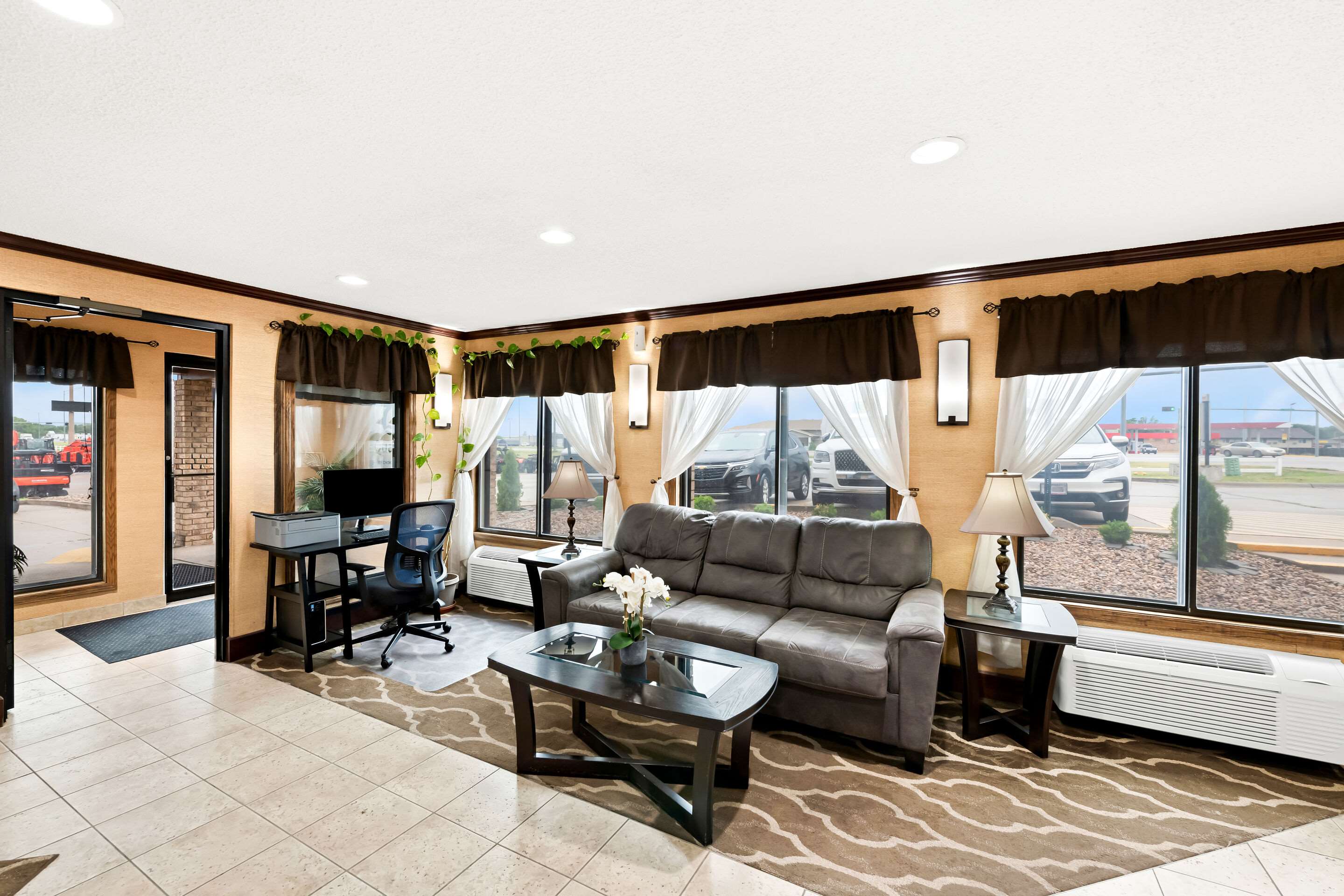 Lobby with sitting area | Quality Inn