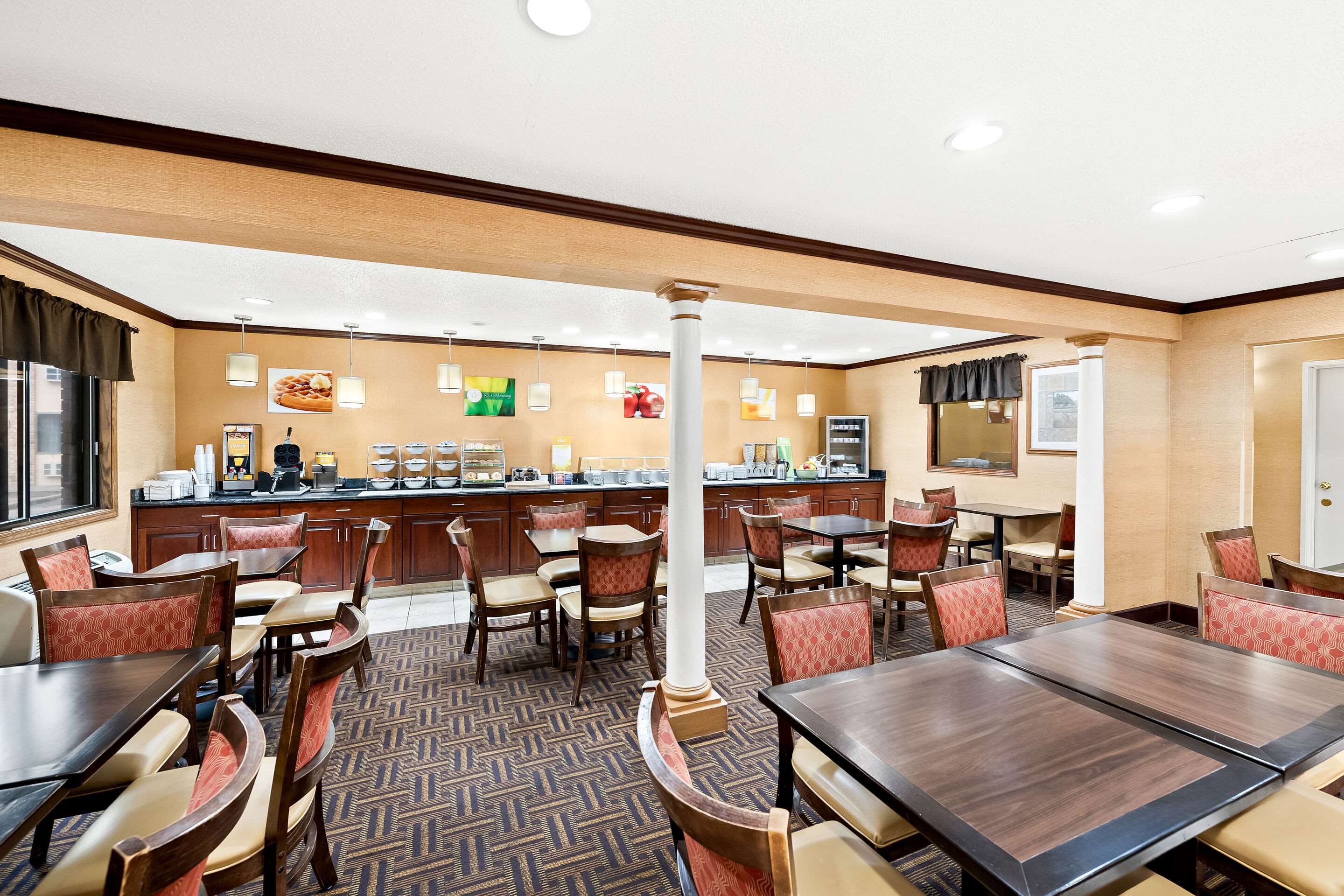Breakfast area | Quality Inn