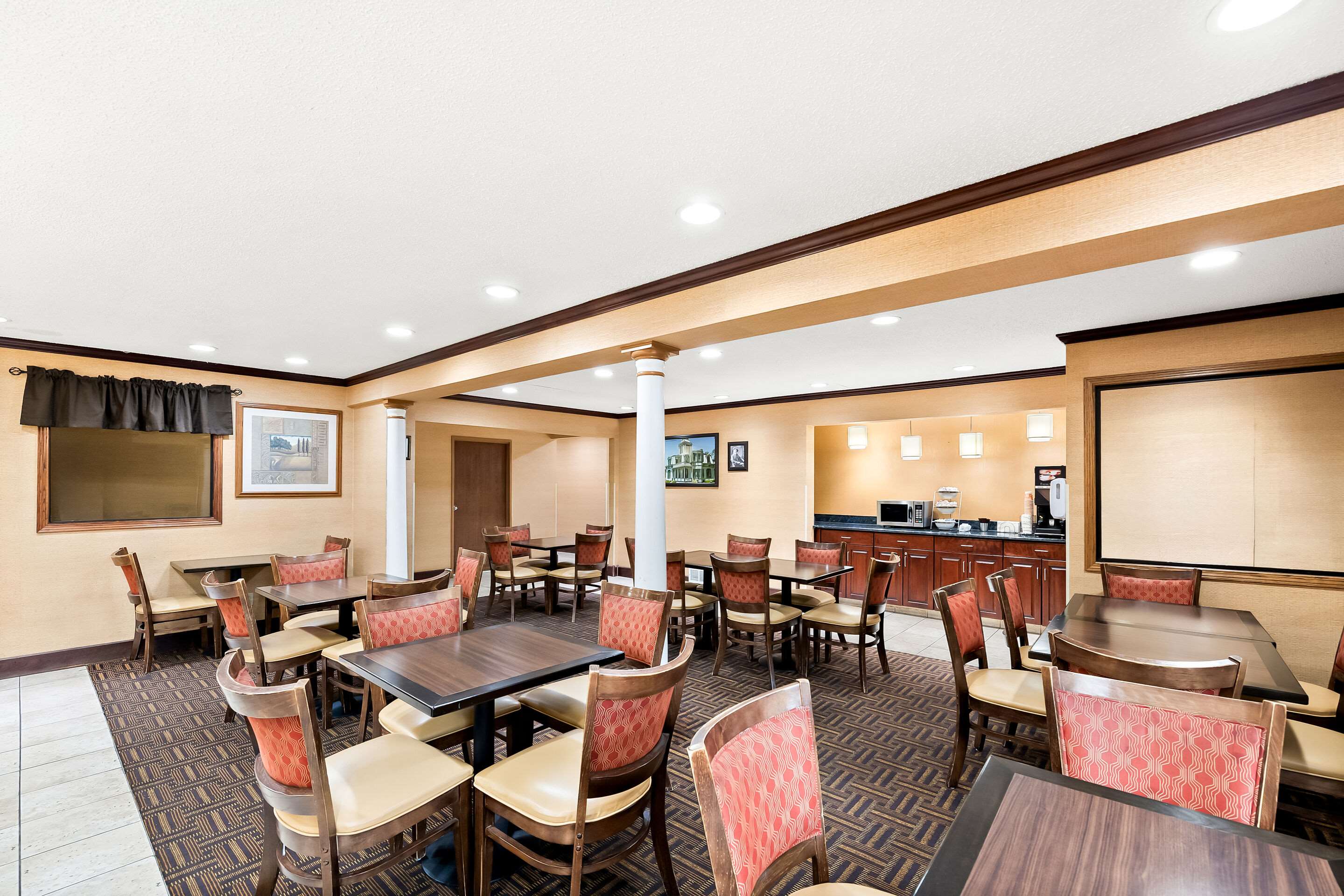 Breakfast area | Quality Inn