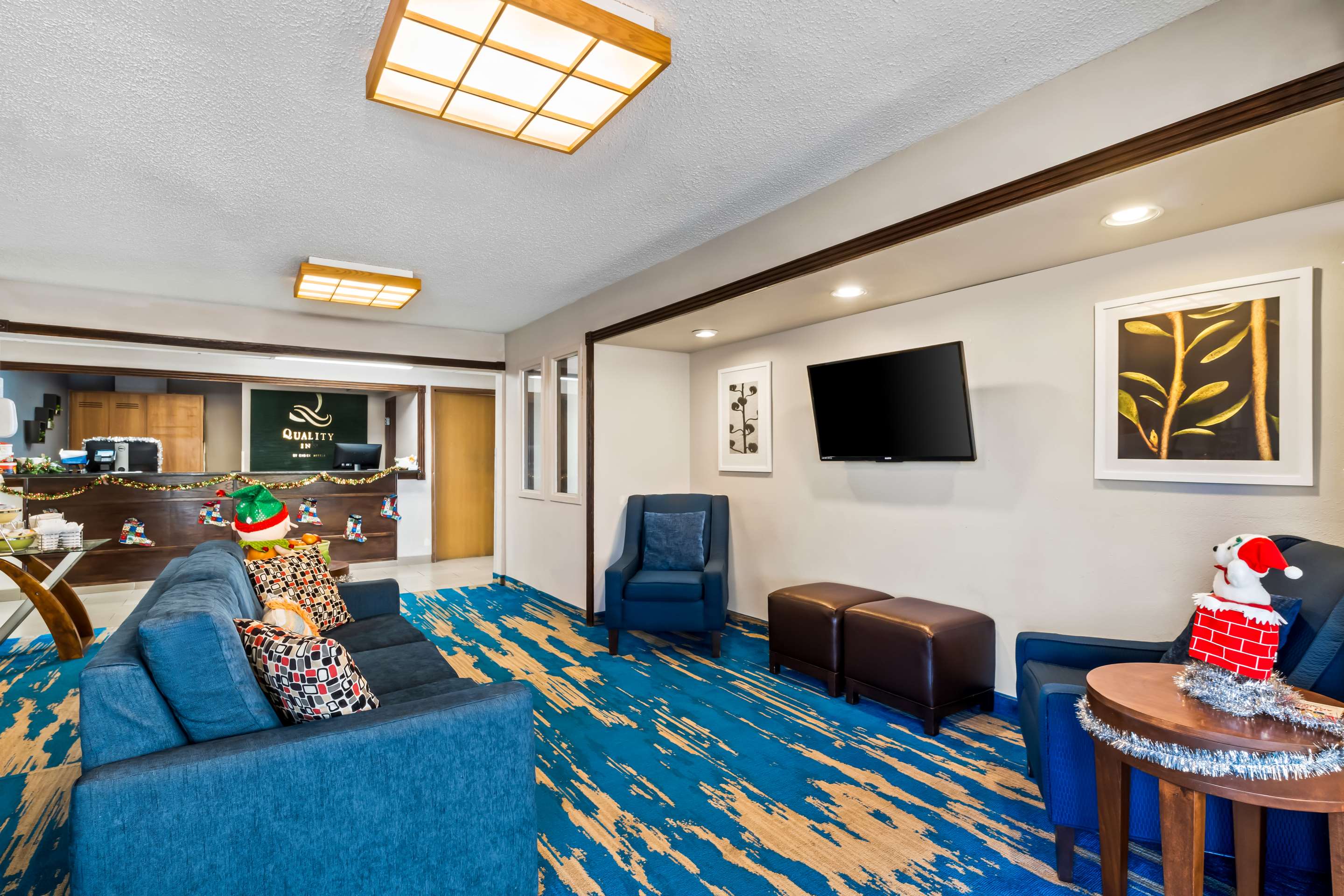 Lobby with sitting area