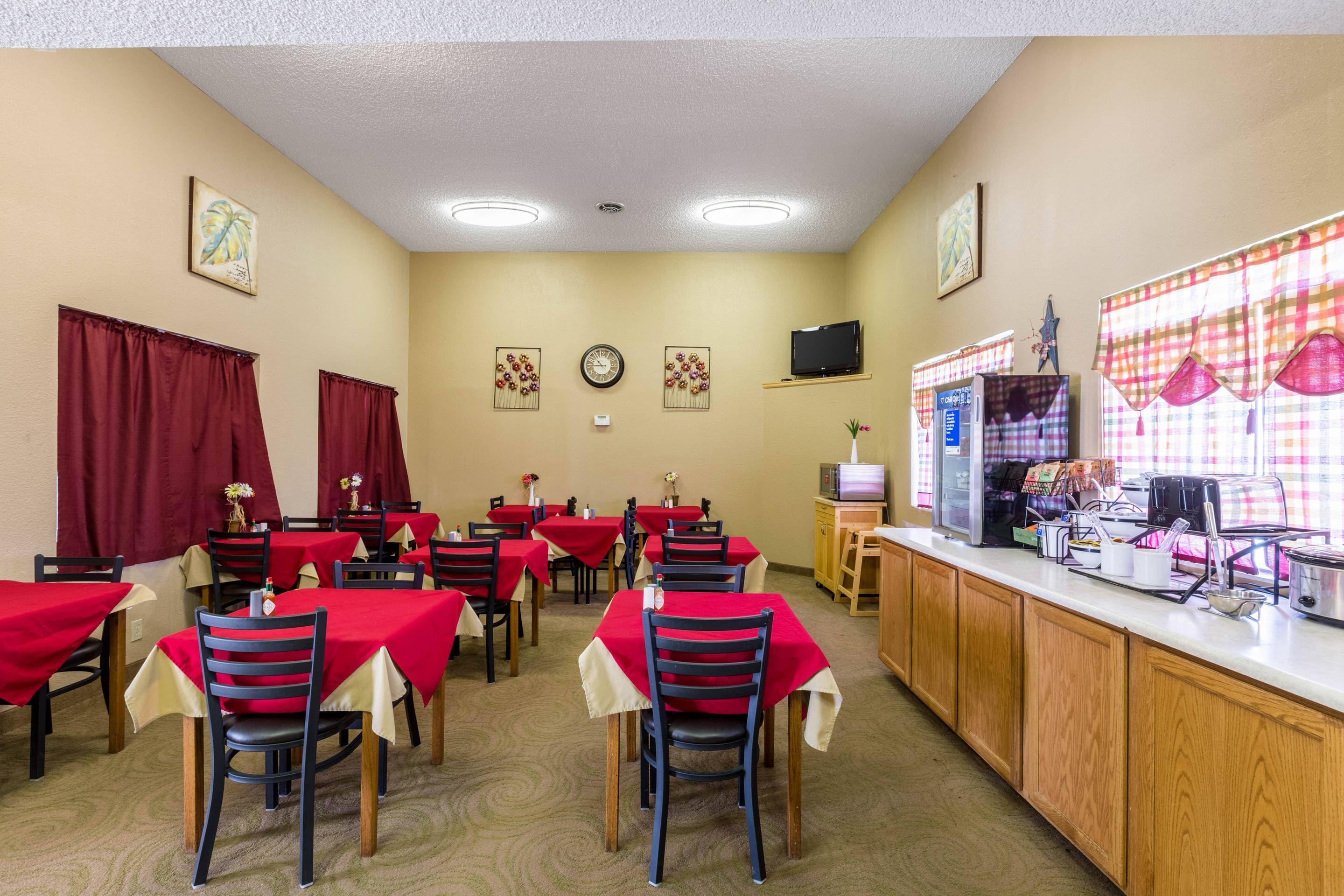 Breakfast area | Quality Inn
