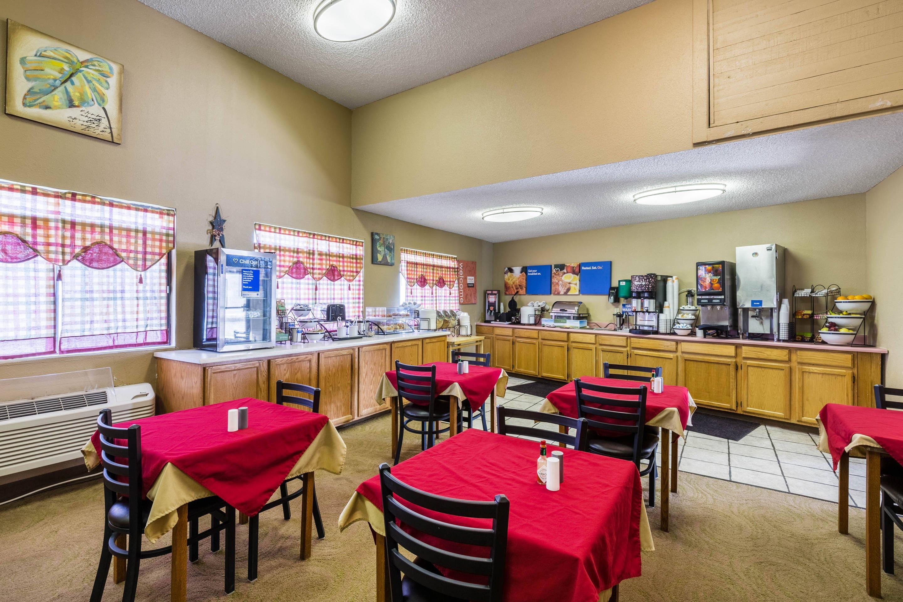 Enjoy breakfast in this seating area | Quality Inn