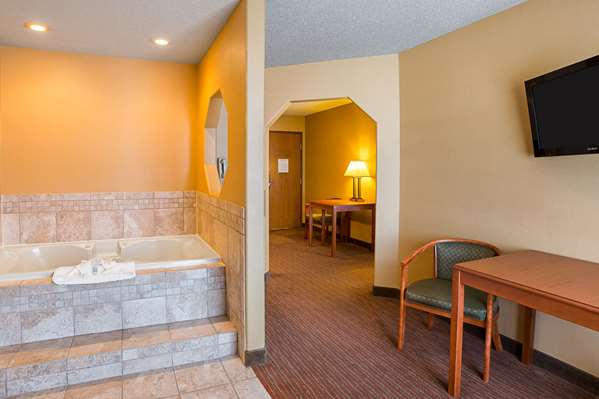 Suite - Quality Inn York - I-80, Exit 353