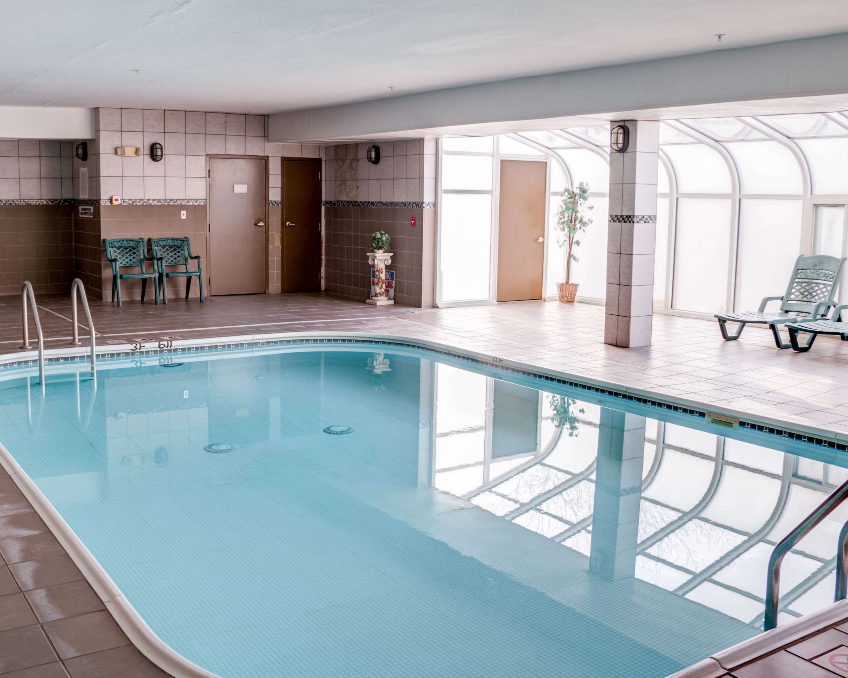 Indoor pool | Comfort Suites Omaha Northwest