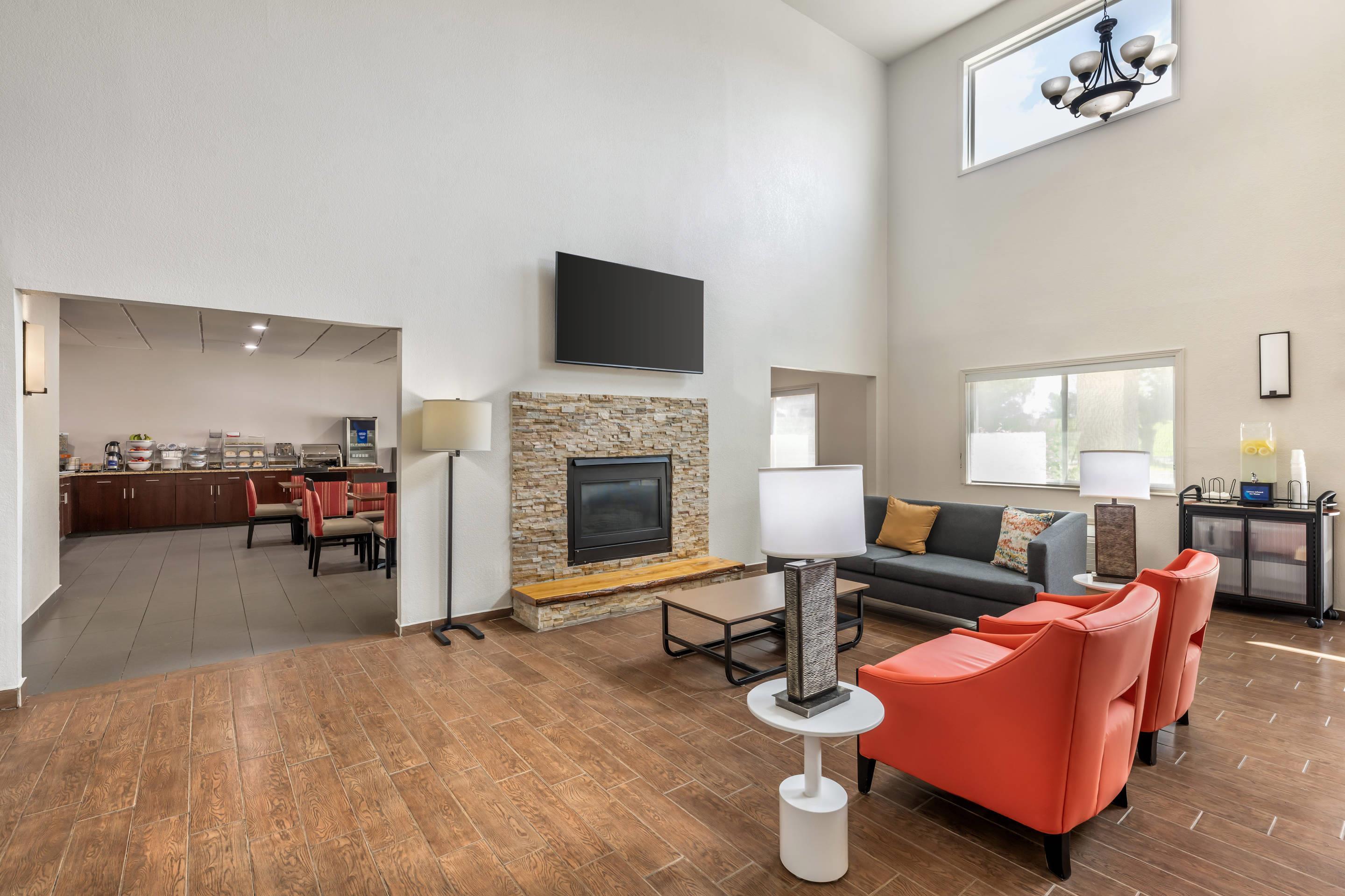 Lobby with sitting area | Comfort Suites Omaha Northwest