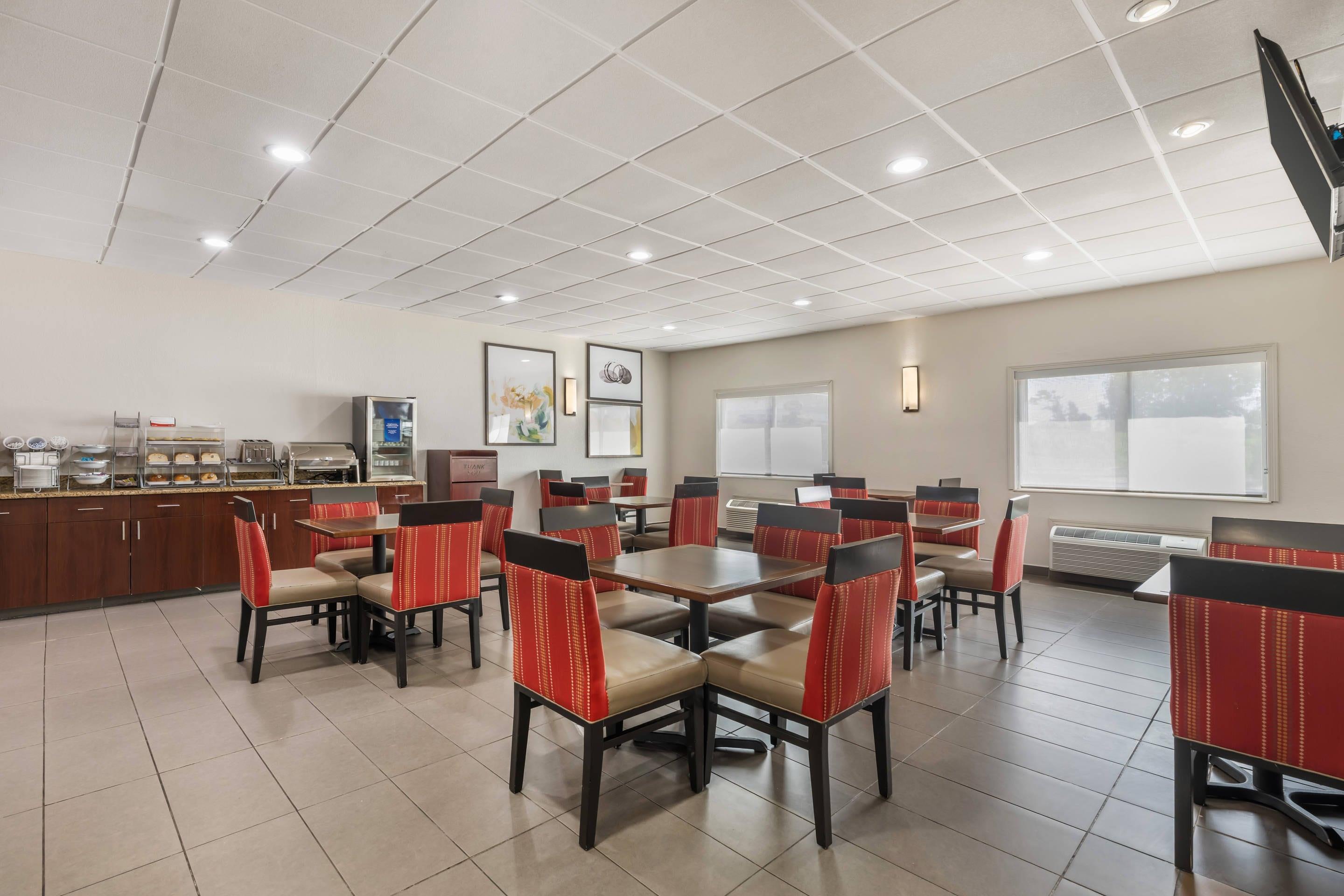 Enjoy breakfast in this seating area | Comfort Suites Omaha Northwest