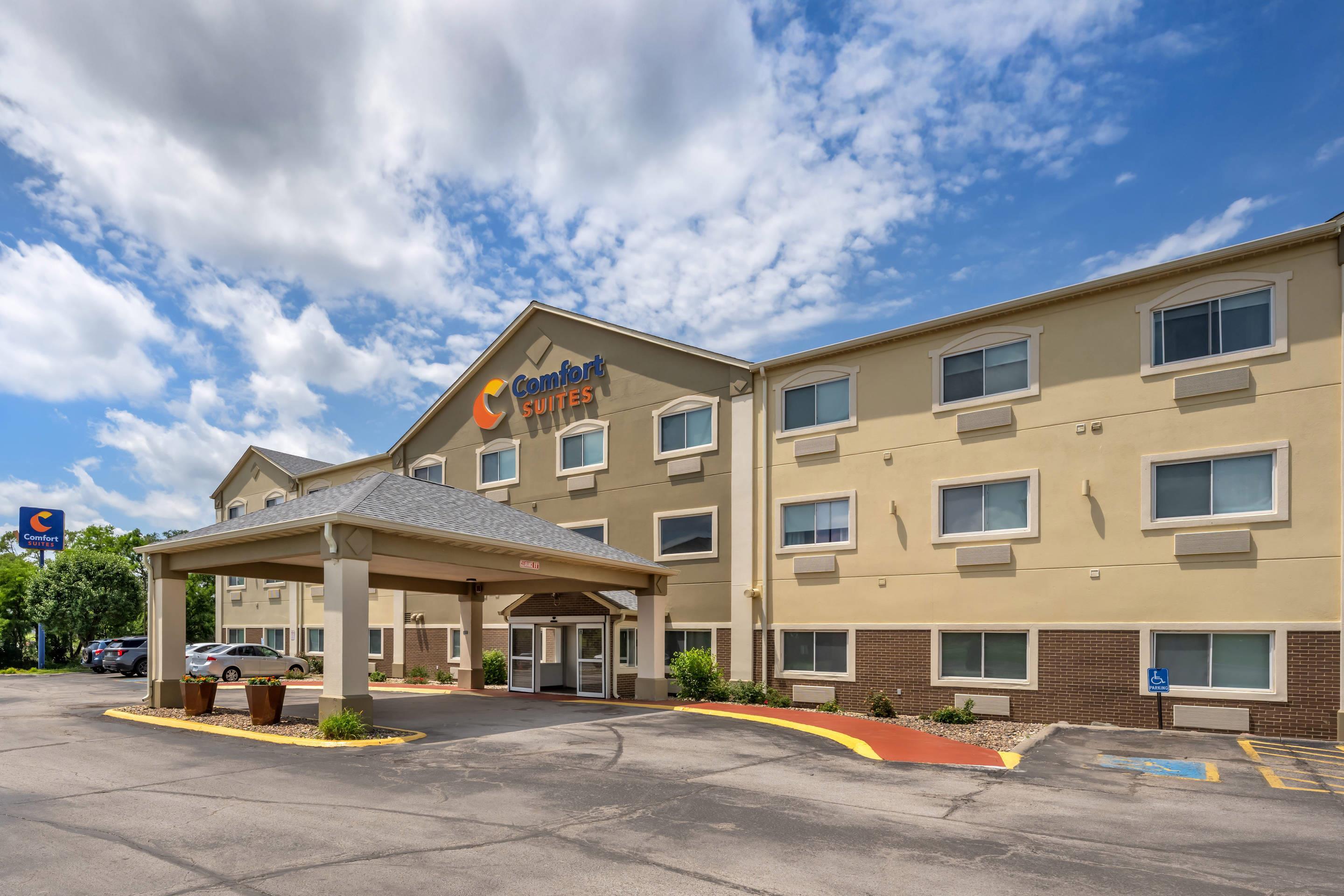 Hotel exterior | Comfort Suites Omaha Northwest