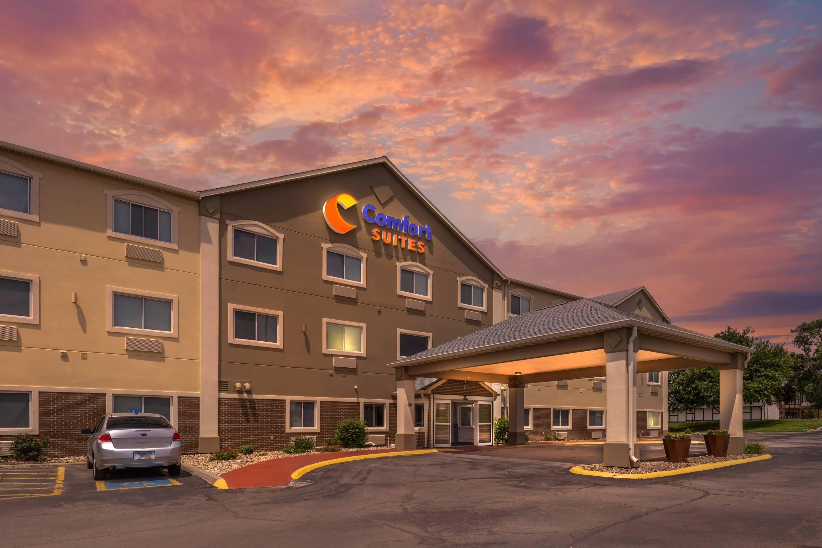 Hotel at night | Comfort Suites Omaha Northwest