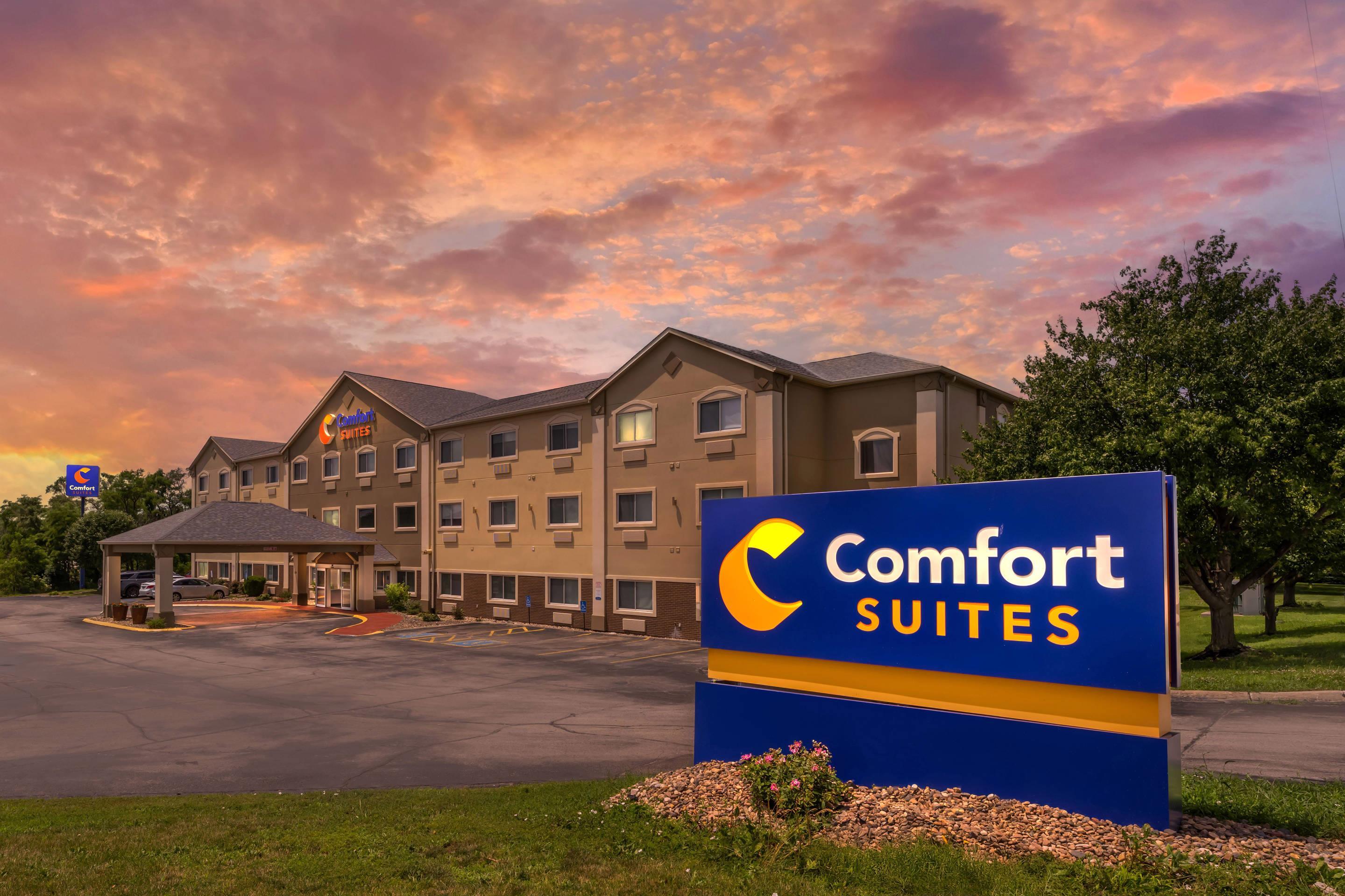 Hotel at night | Comfort Suites Omaha Northwest