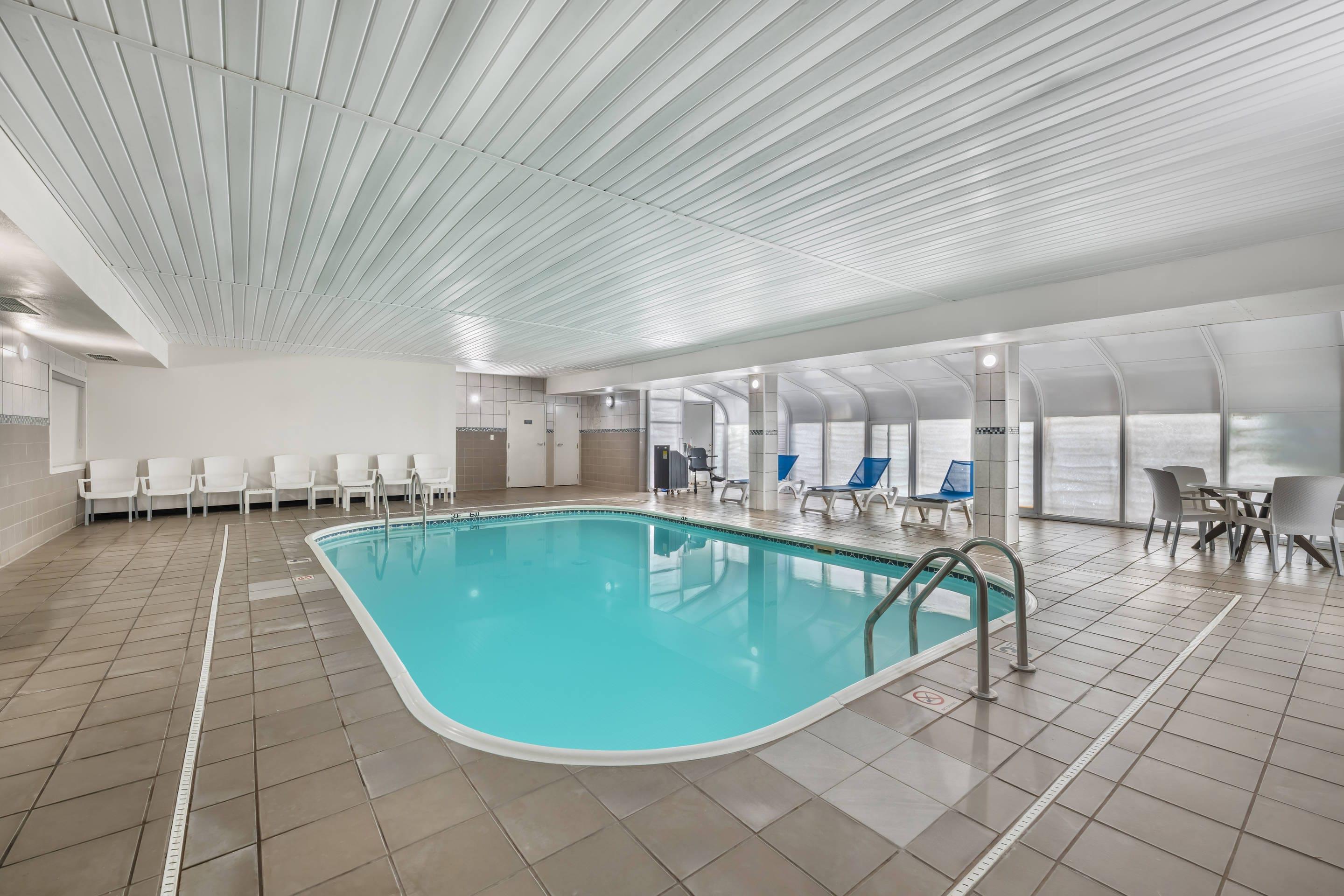 Indoor pool | Comfort Suites Omaha Northwest