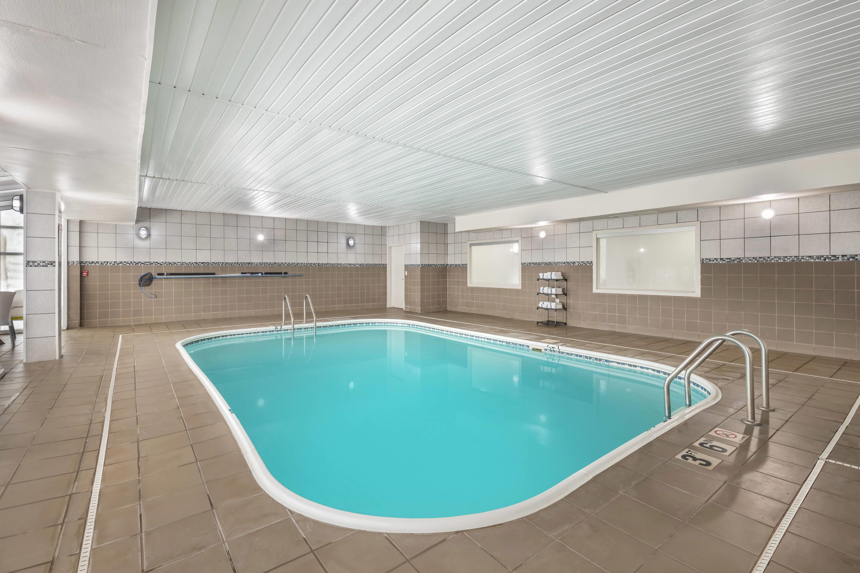 Indoor pool | Comfort Suites Omaha Northwest