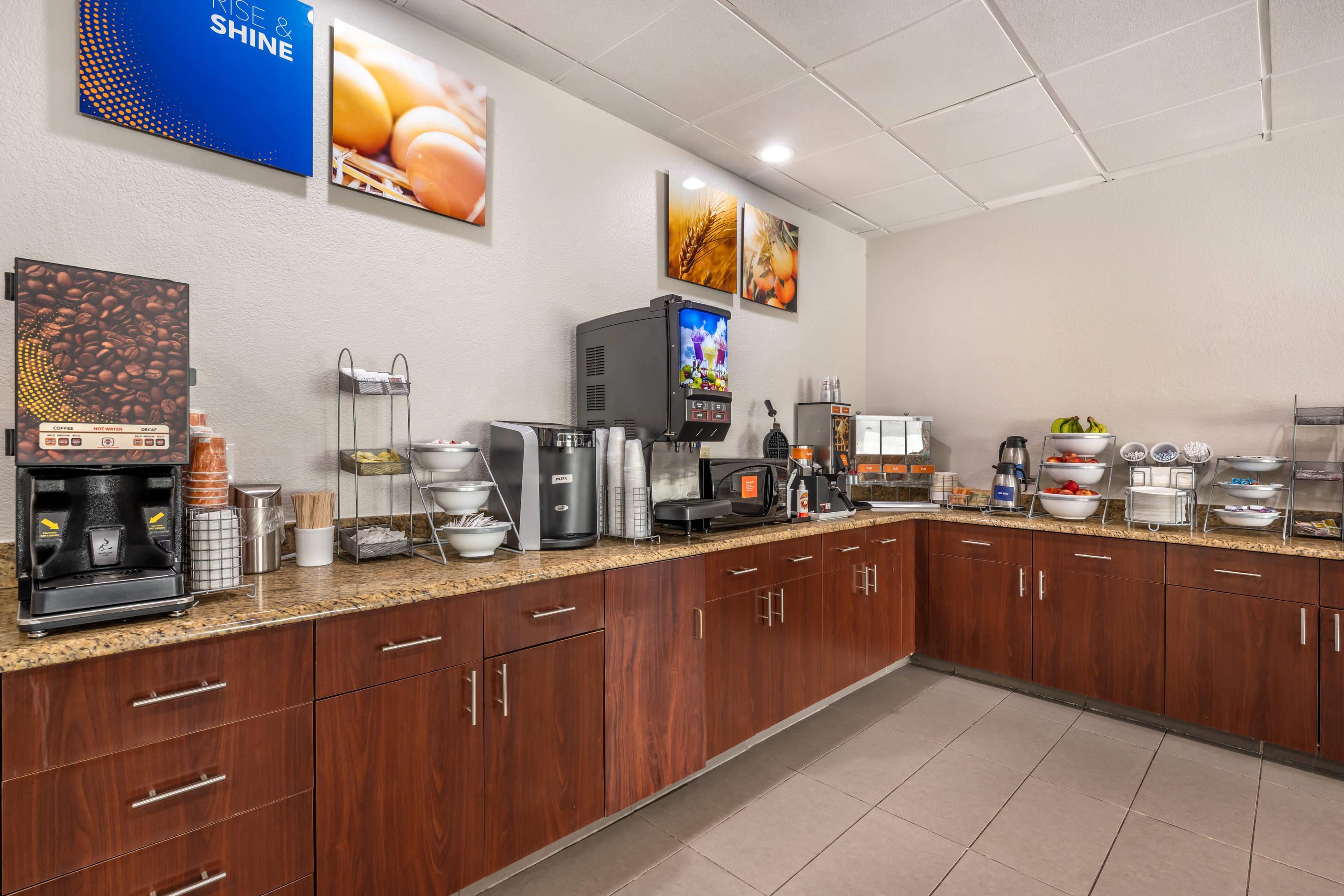 Breakfast area | Comfort Suites Omaha Northwest