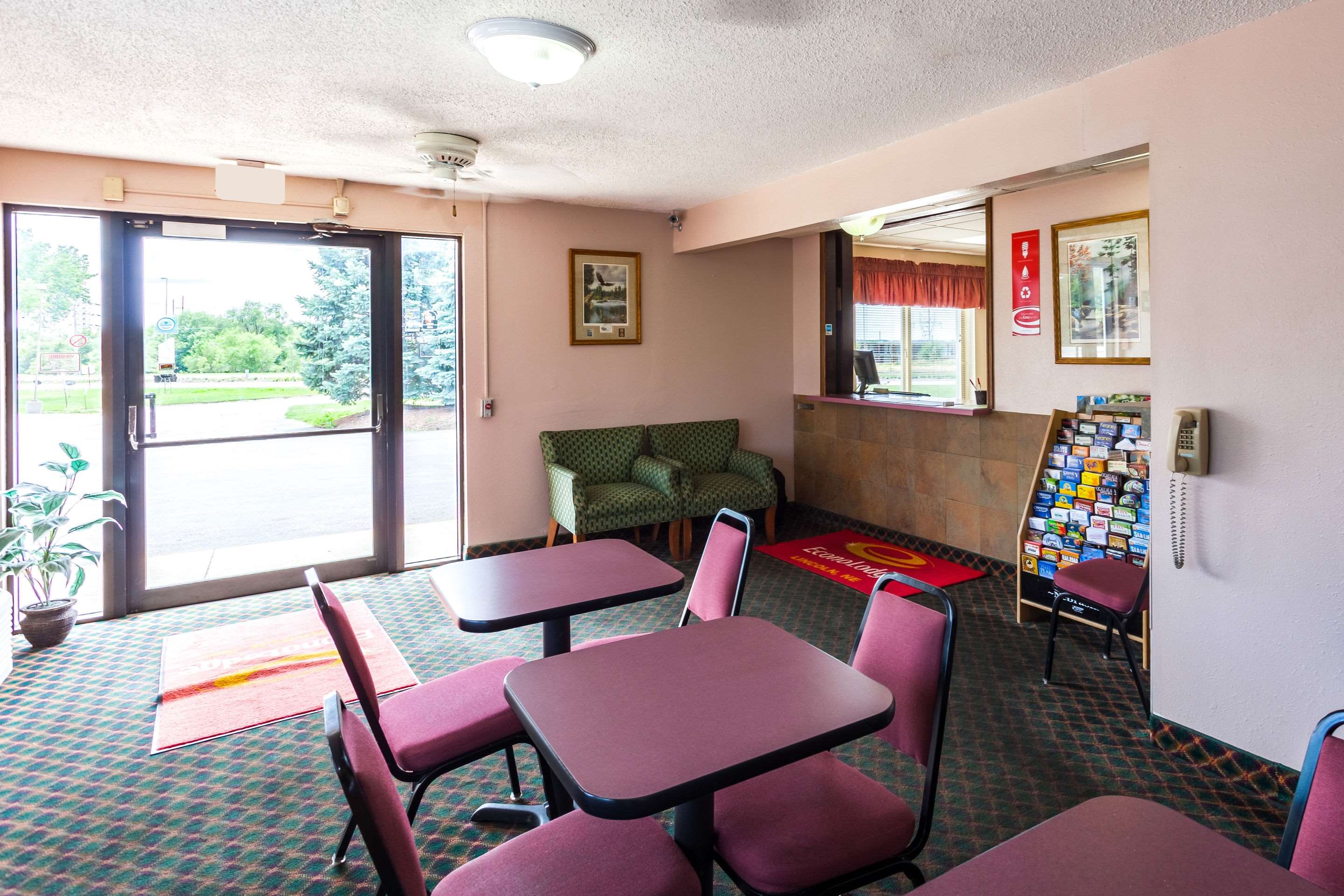 Hotel lobby | Econo Lodge Lincoln