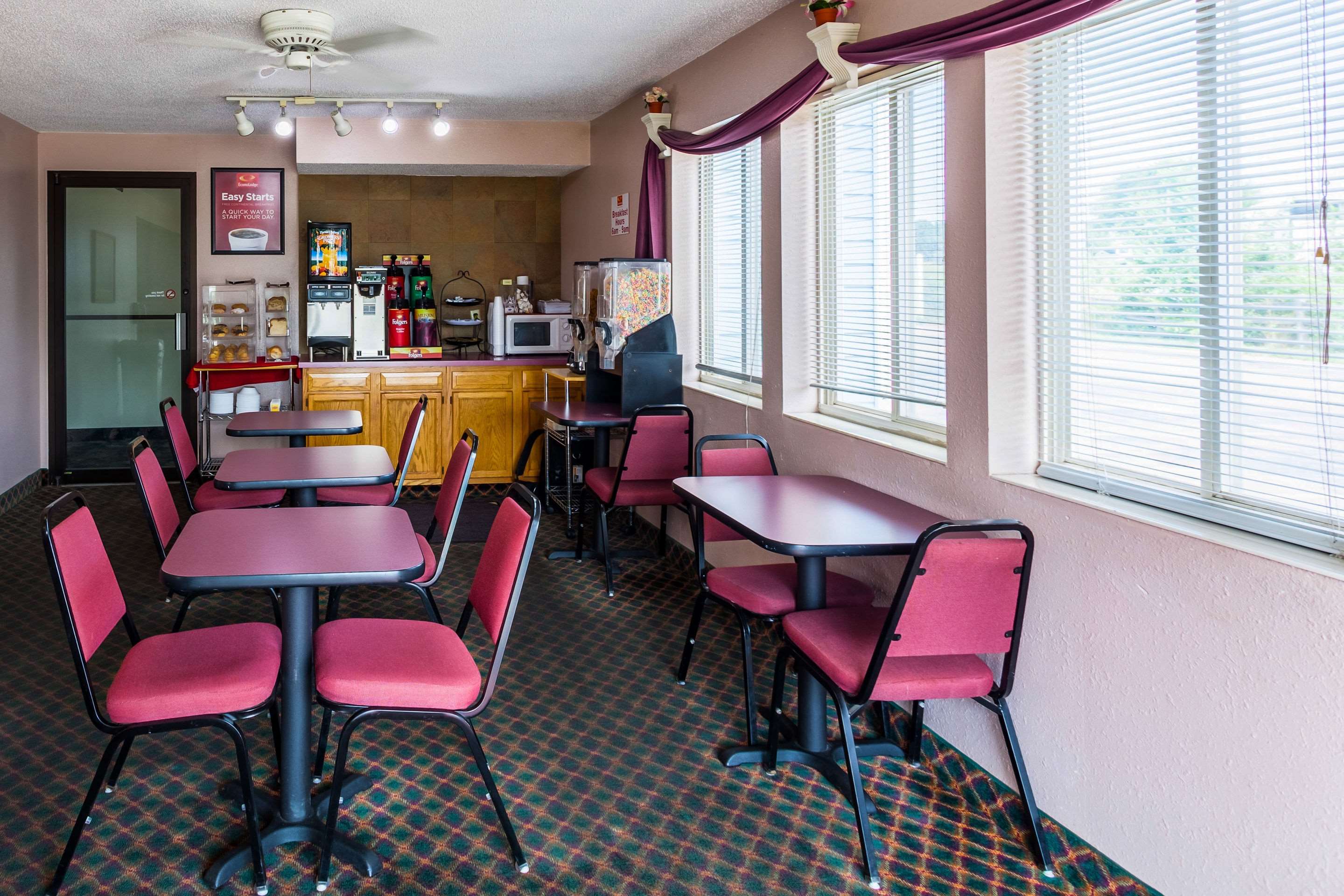 Hotel lobby | Econo Lodge Lincoln