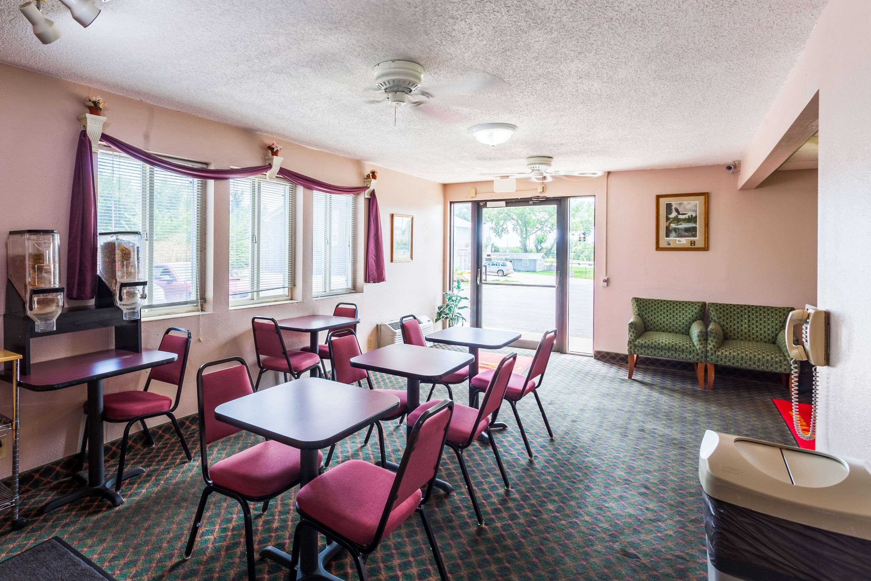 Hotel lobby | Econo Lodge Lincoln