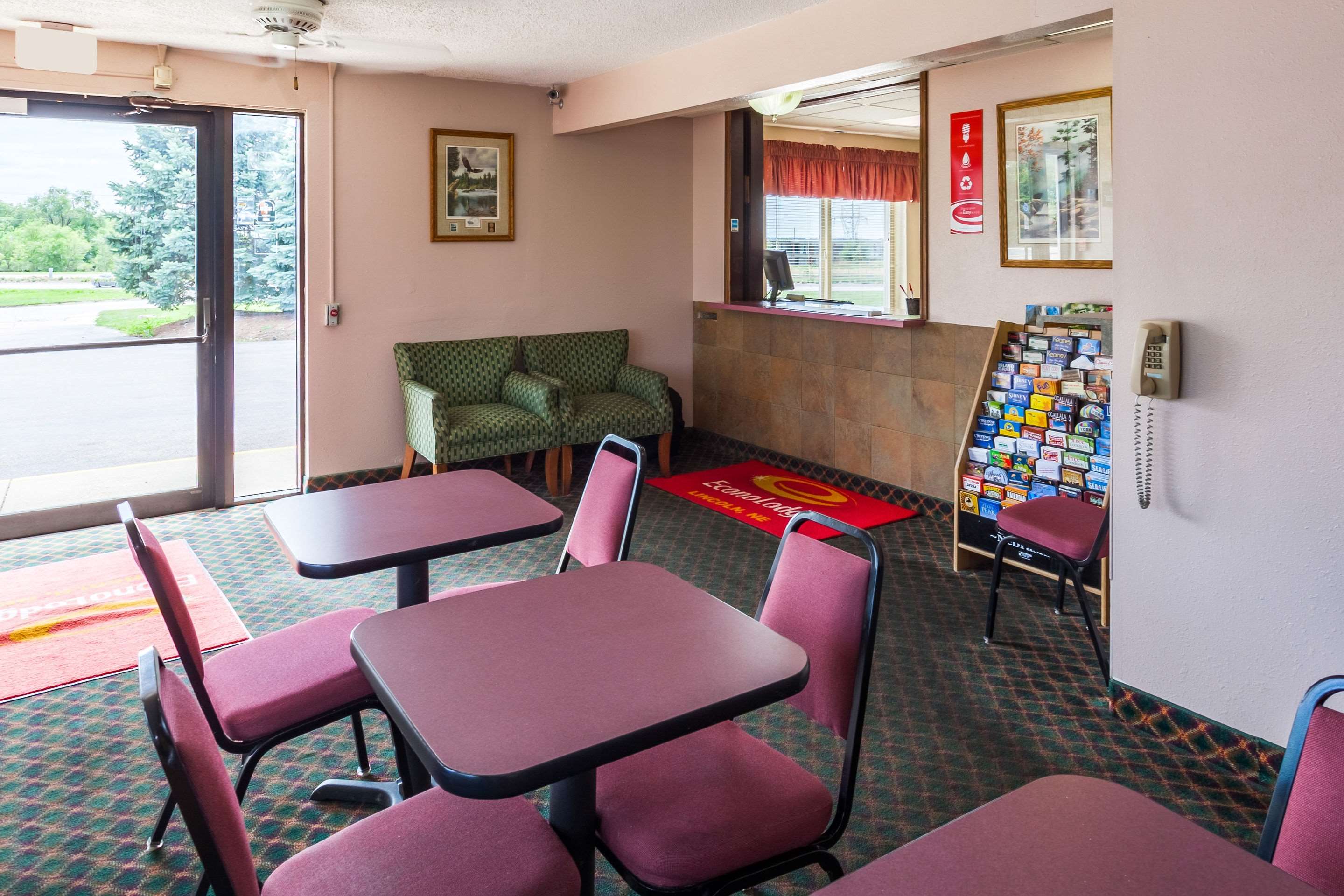 Hotel lobby | Econo Lodge Lincoln