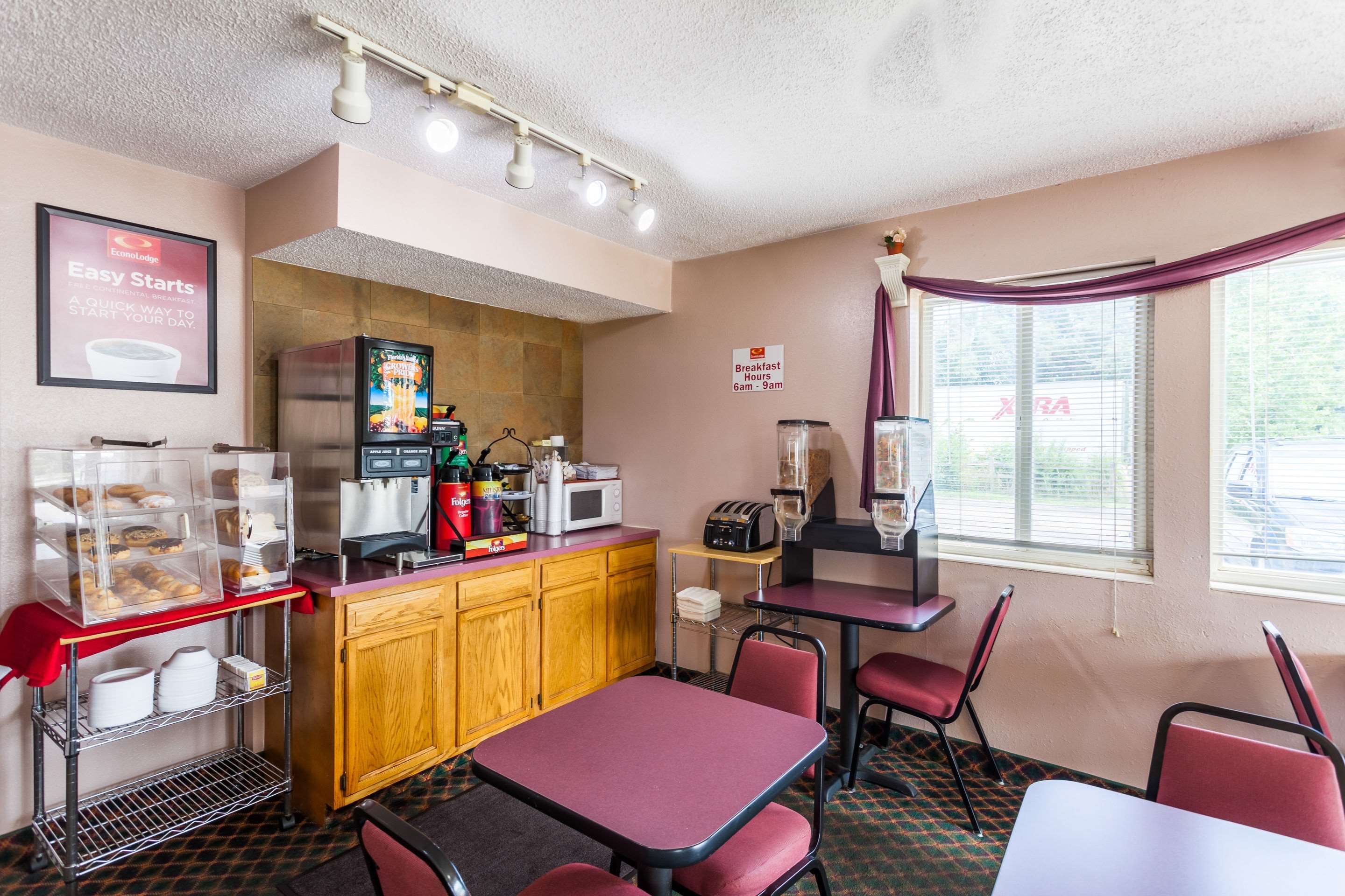 Breakfast area | Econo Lodge Lincoln