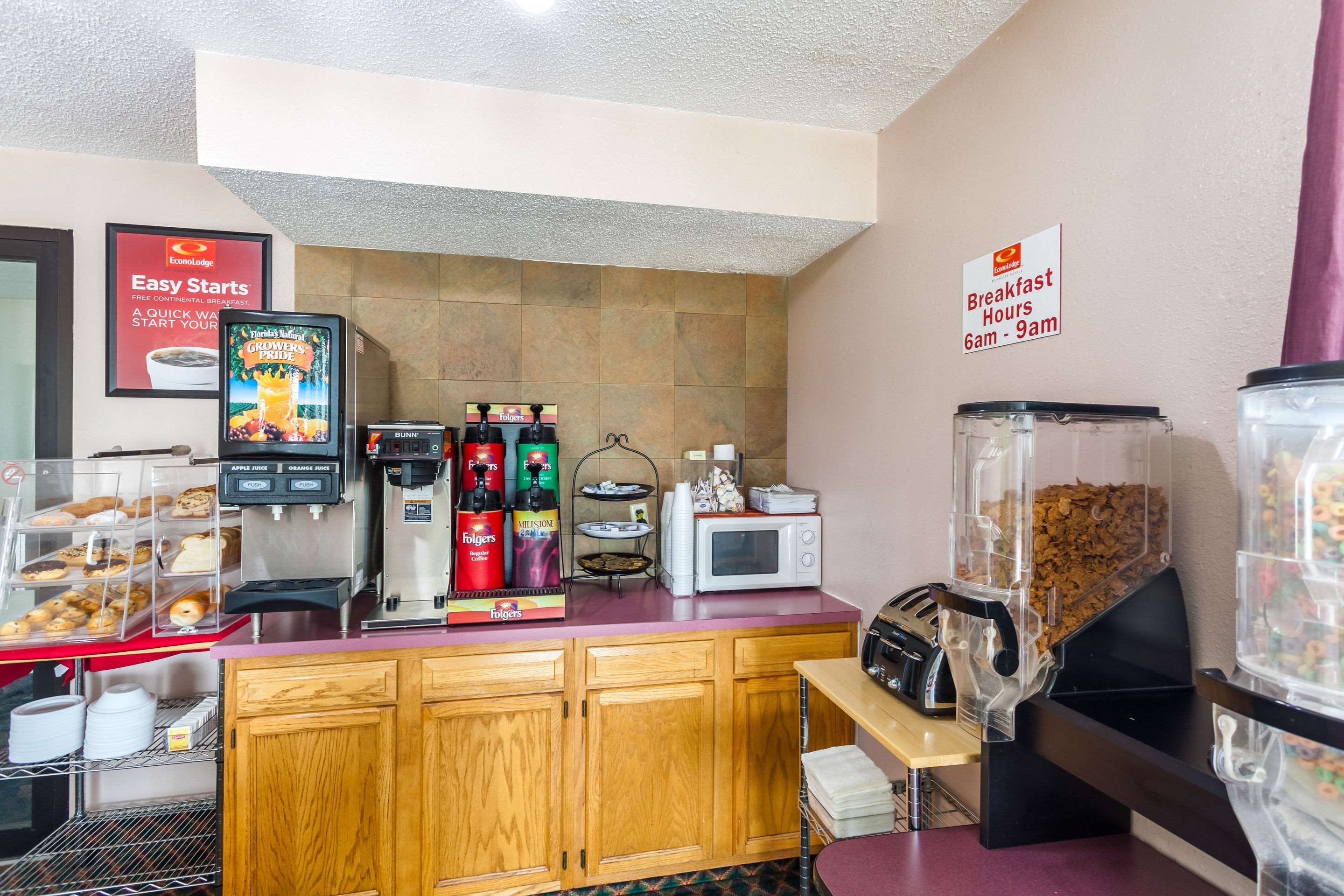 Breakfast area | Econo Lodge Lincoln
