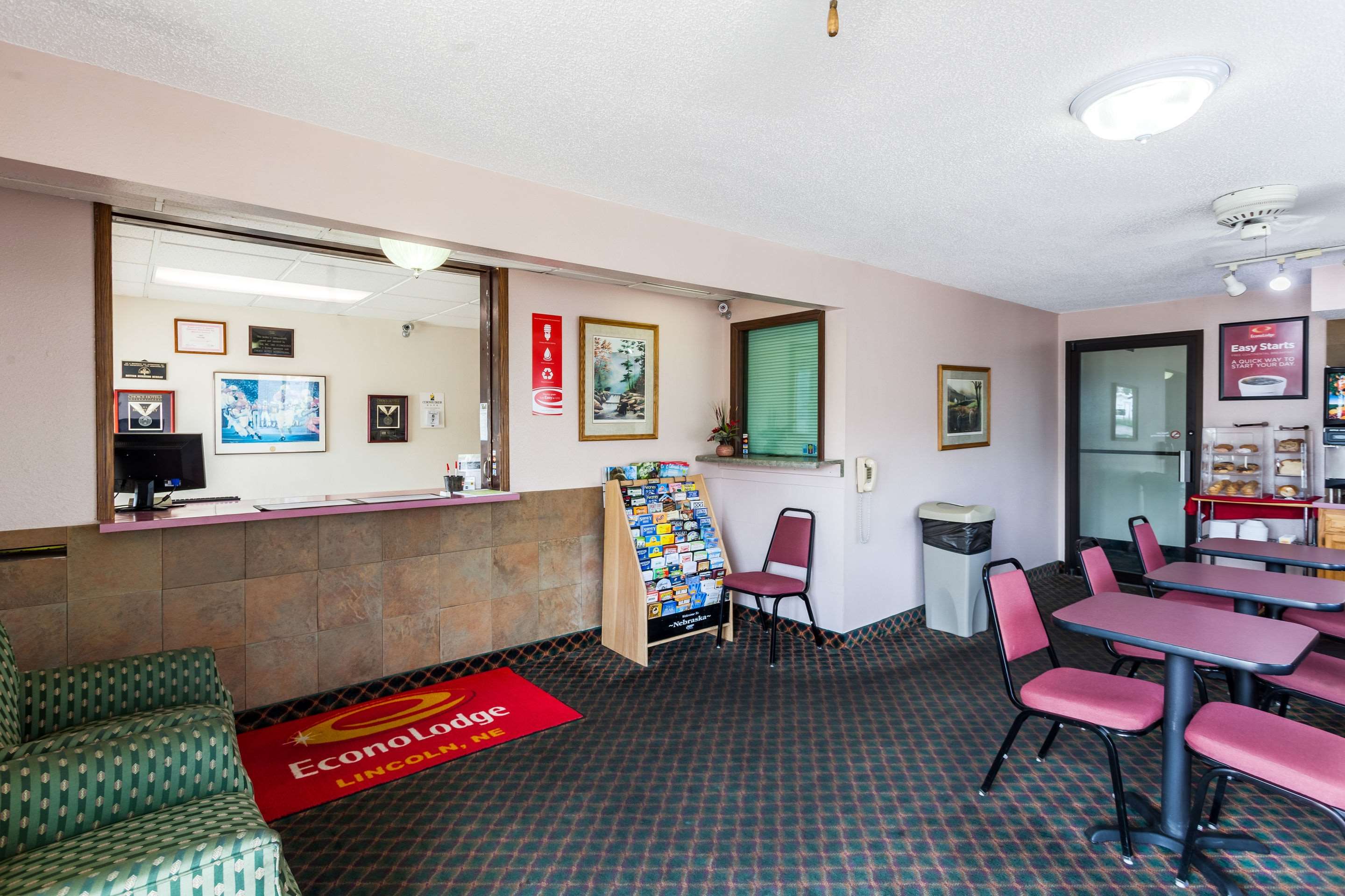 Hotel lobby | Econo Lodge Lincoln