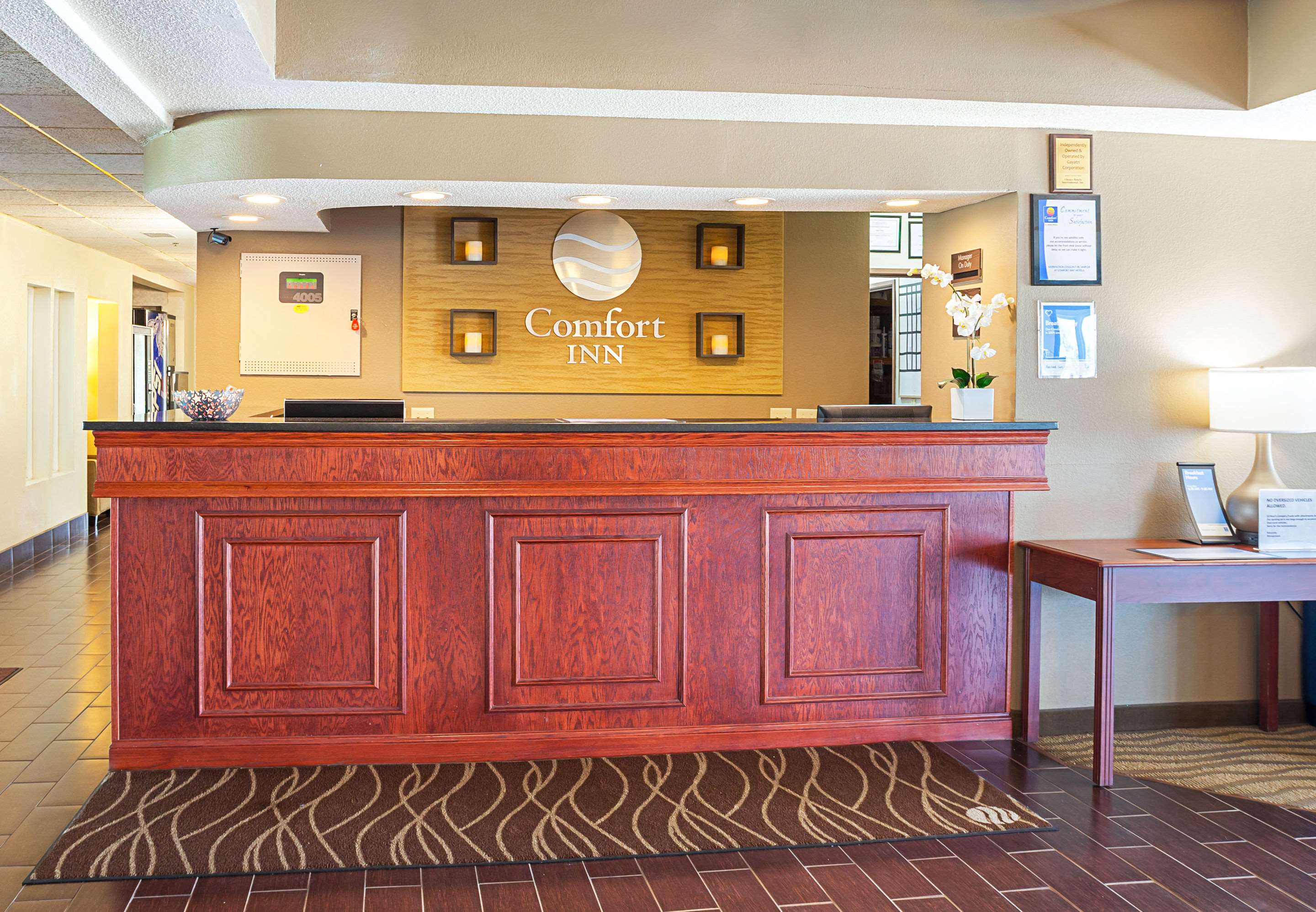 Front desk with friendly staff | Comfort Inn Lincoln I-80