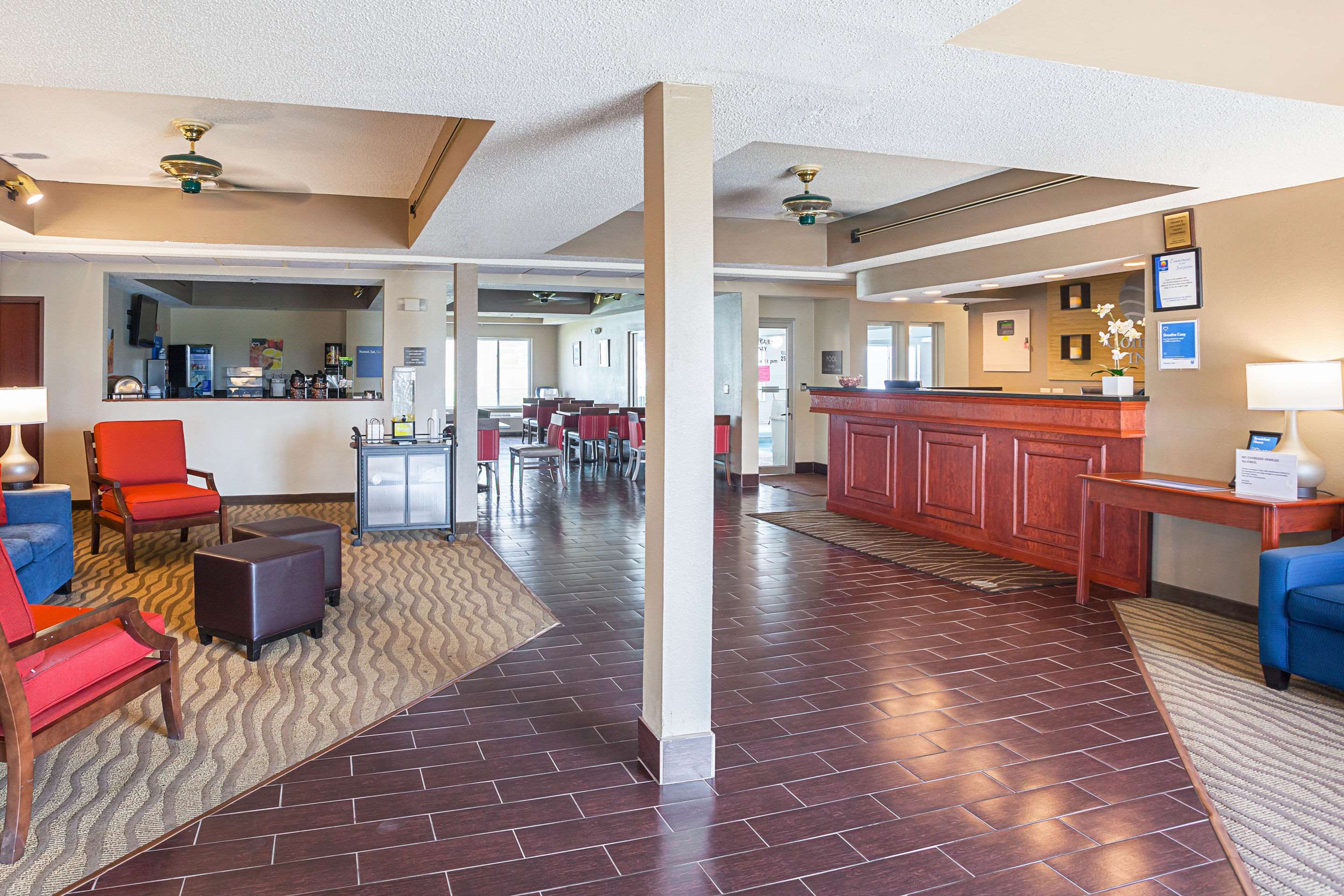 Spacious lobby with sitting area | Comfort Inn Lincoln I-80
