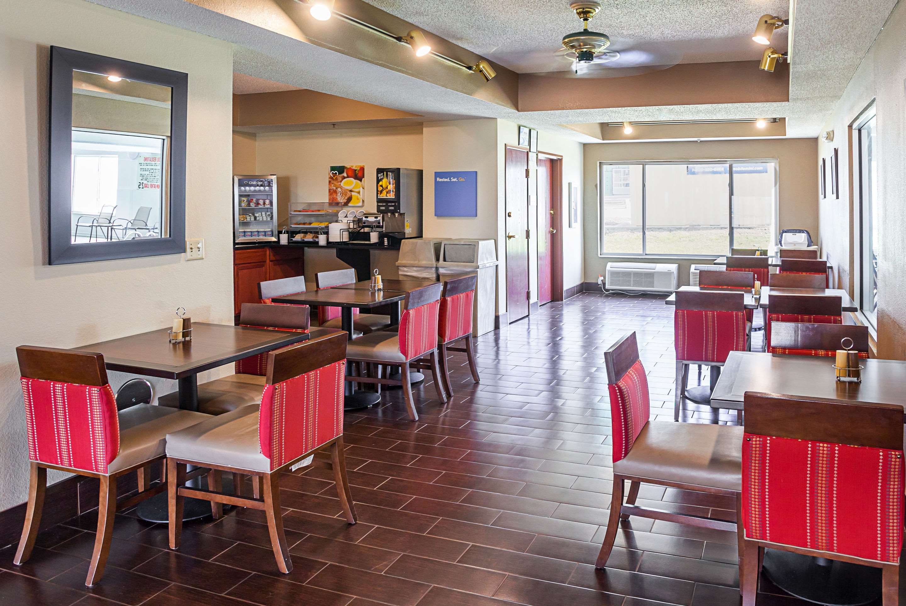 Spacious breakfast area | Comfort Inn Lincoln I-80