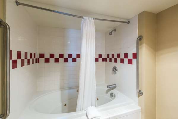  - Rodeway Inn & Suites Norfolk