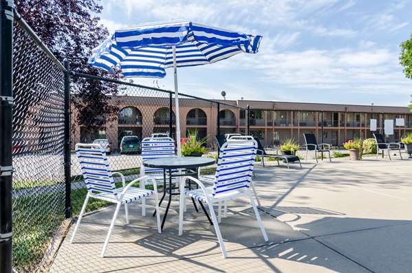 Pool - Rodeway Inn Bellevue