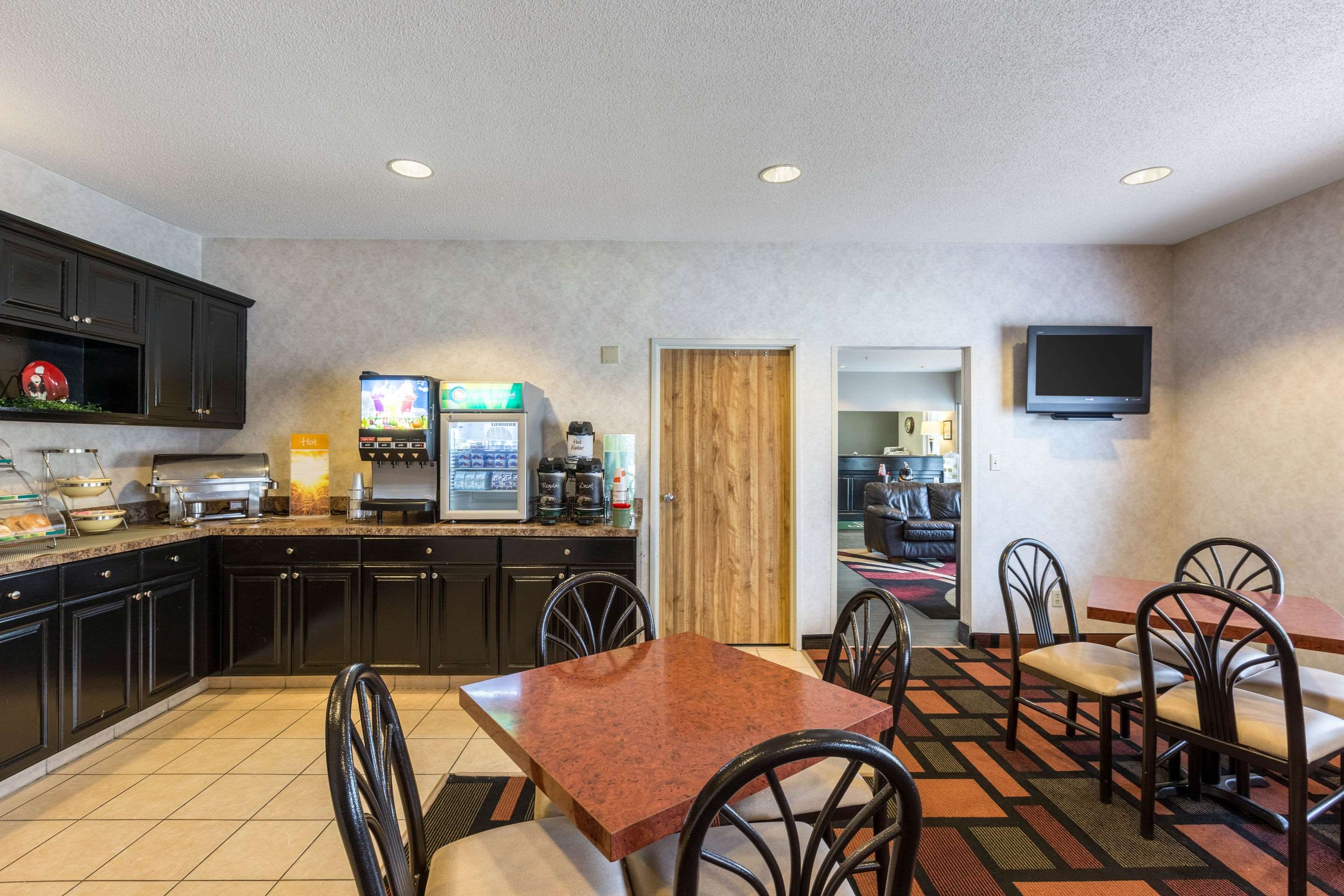 Breakfast area | Quality Inn