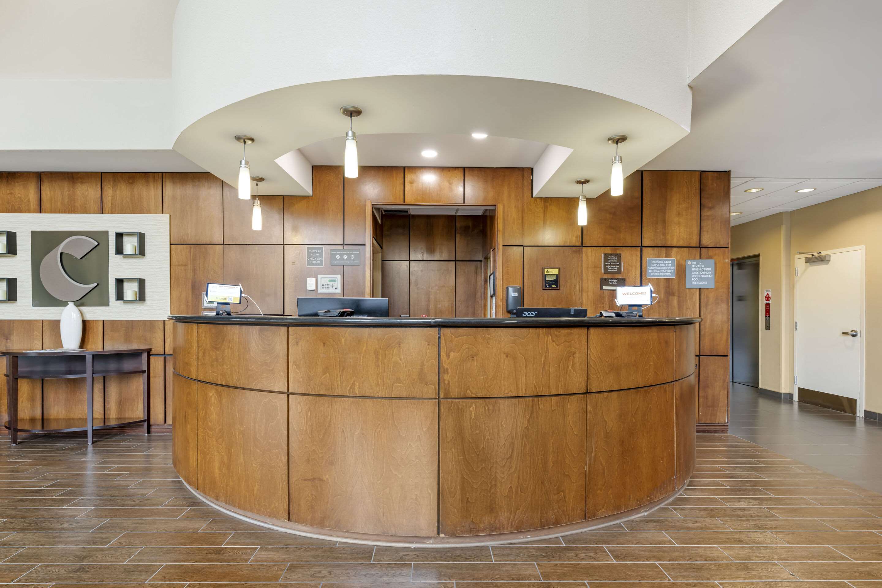Front desk | Comfort Suites East Lincoln - Mall Area