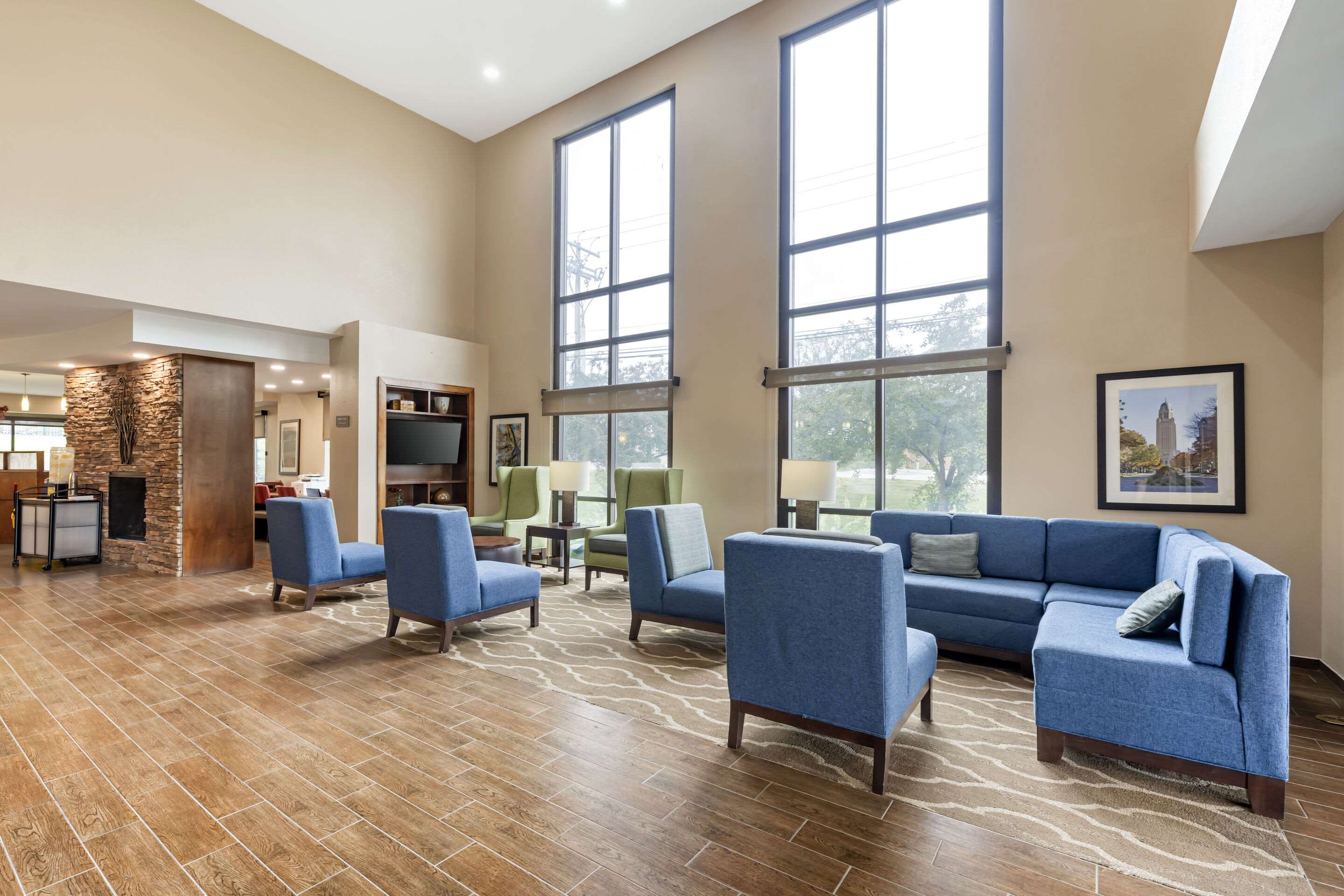 Lobby with sitting area | Comfort Suites East Lincoln - Mall Area