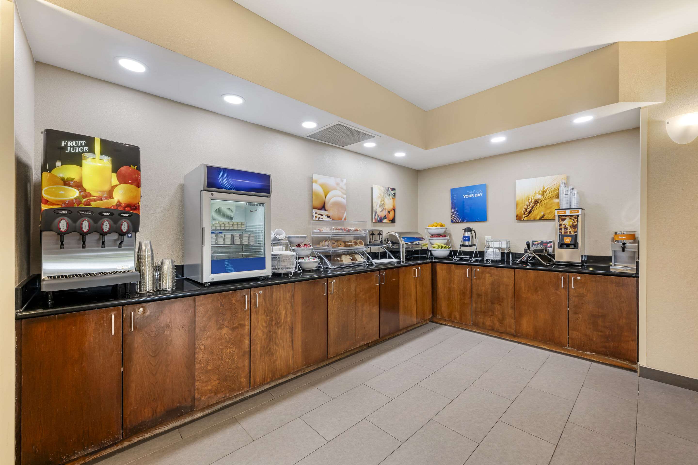 Breakfast area | Comfort Suites East Lincoln - Mall Area