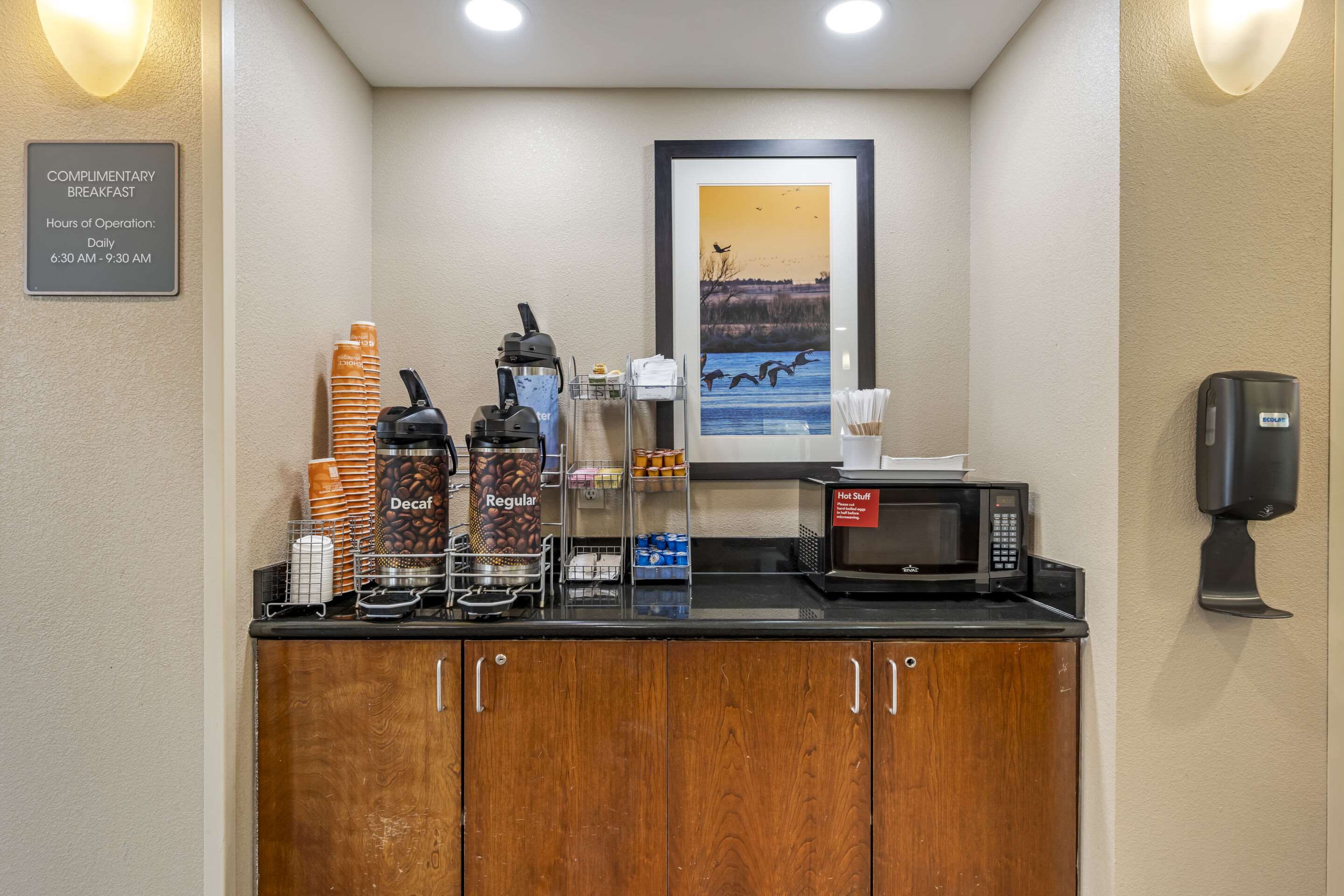 Breakfast area | Comfort Suites East Lincoln - Mall Area