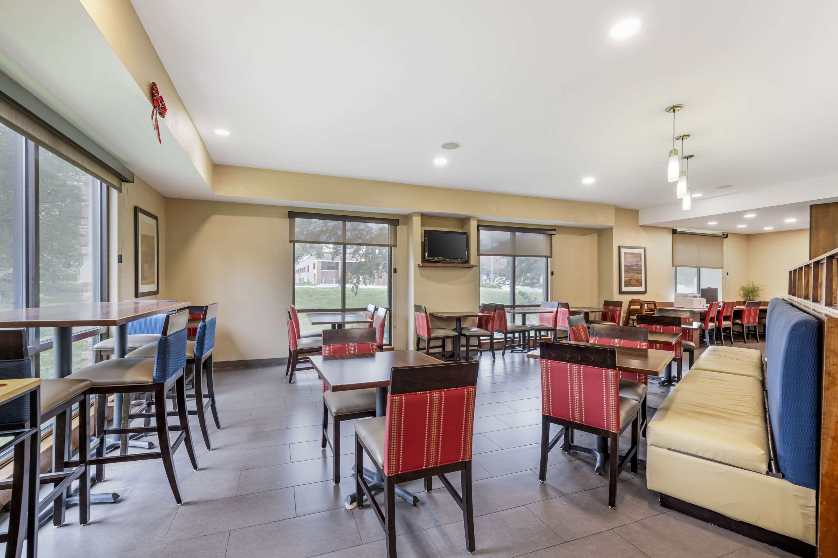 Breakfast area | Comfort Suites East Lincoln - Mall Area