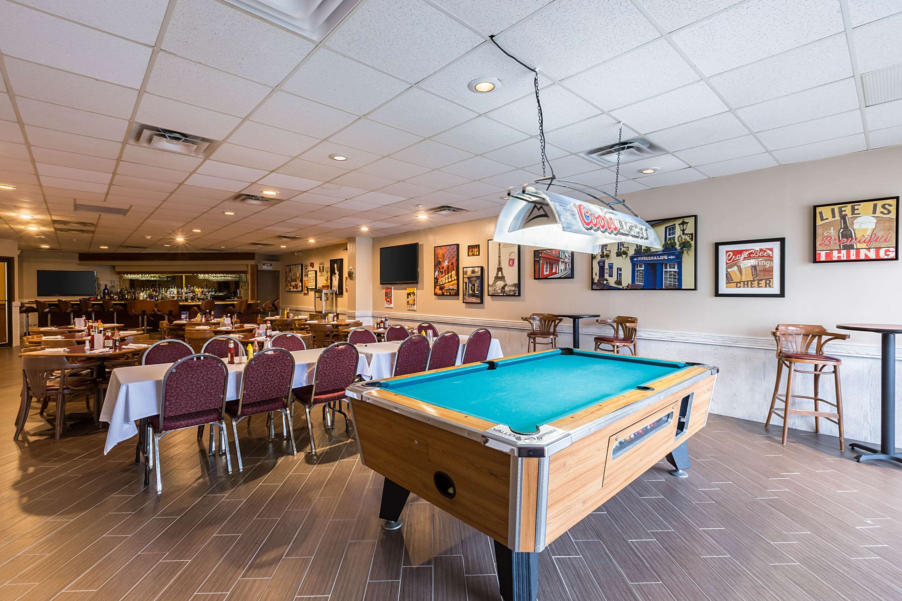 Hotel lounge with pool table | Quality Inn and Conference Center I-80 Grand Island