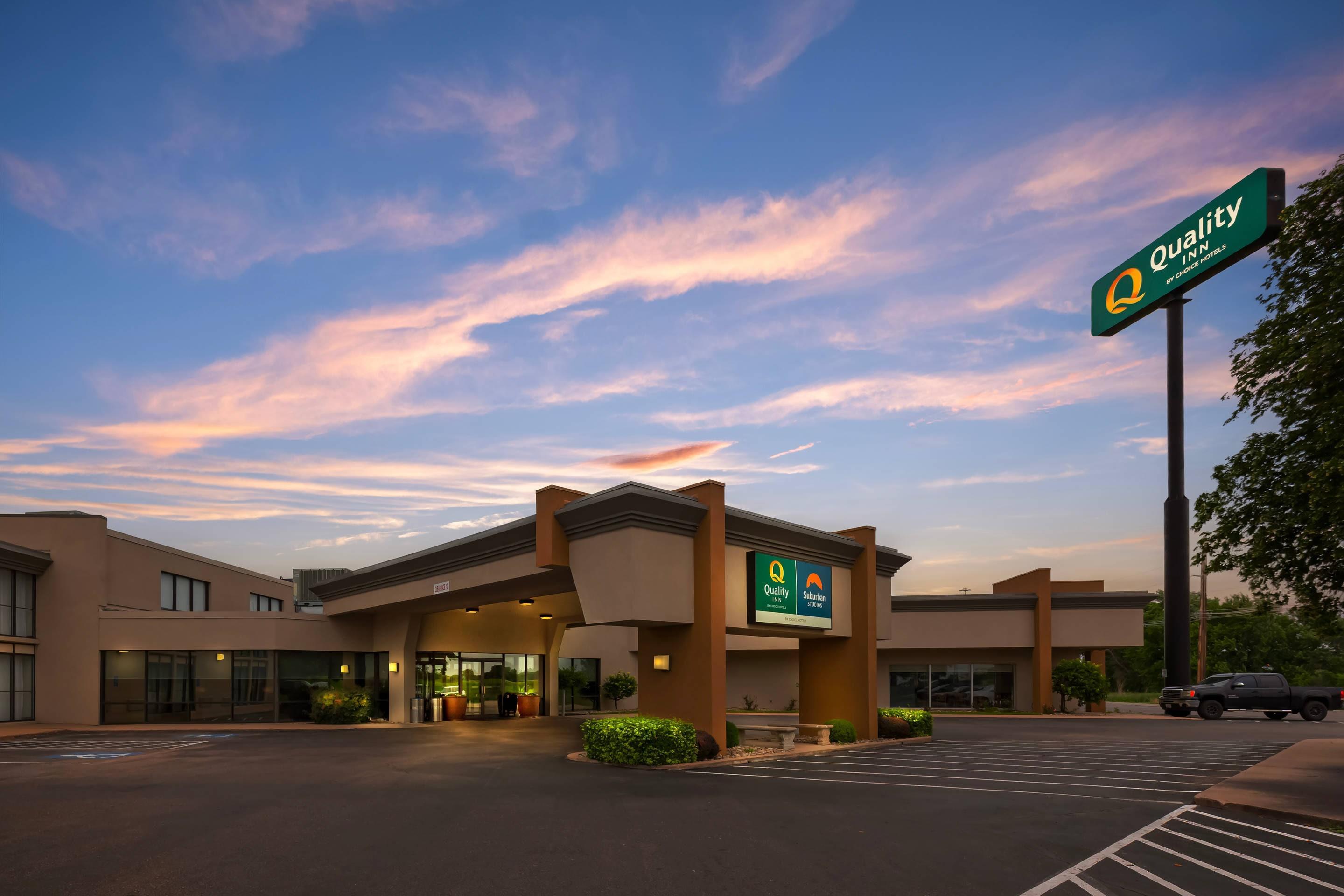 Hotel at night | Quality Inn and Conference Center I-80 Grand Island